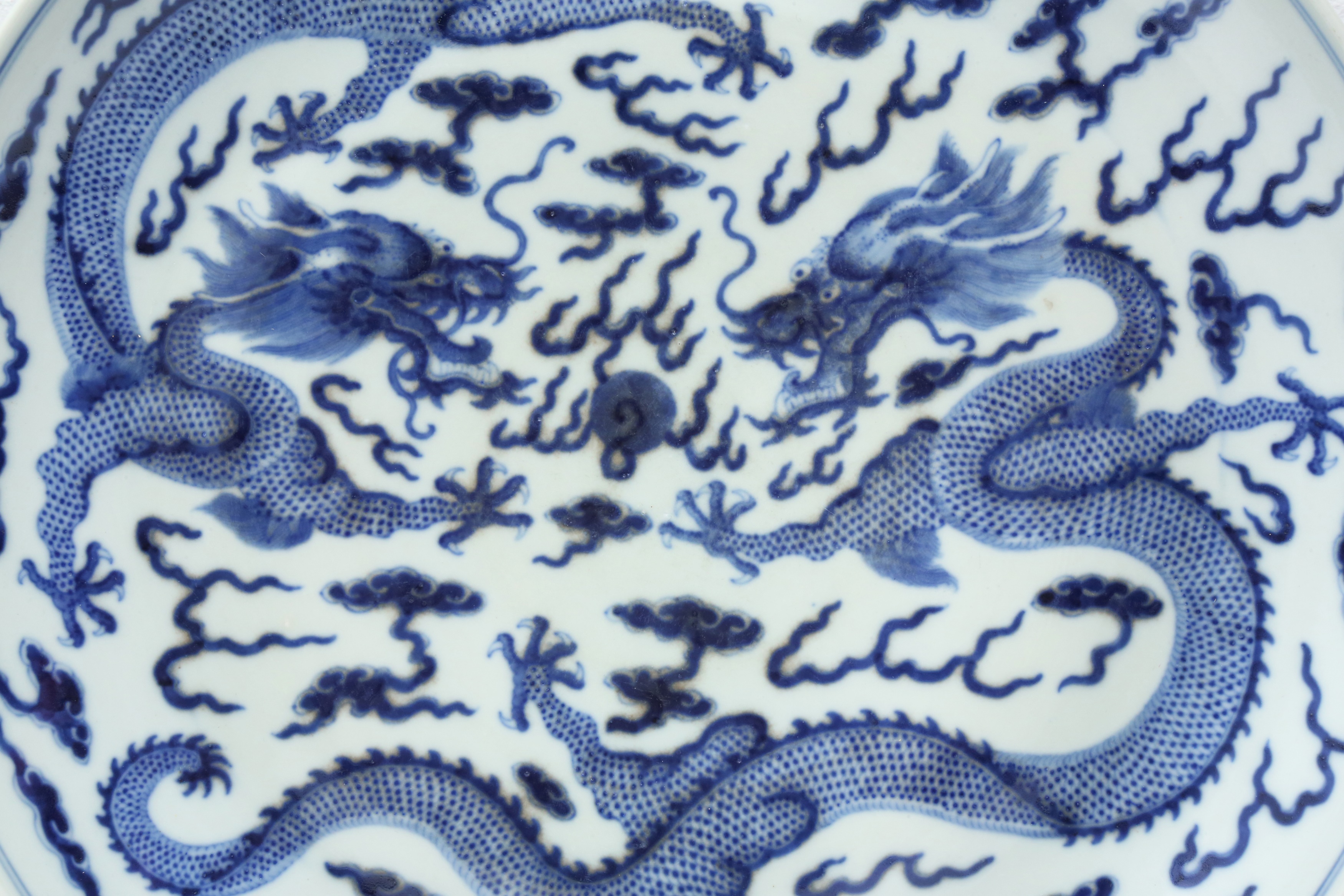 A LARGE CHINESE BLUE AND WHITE 'DRAGONS' DISH 清光緒 青花雙龍趕珠紋大盤 《大清光緒年製》款 - Image 3 of 16