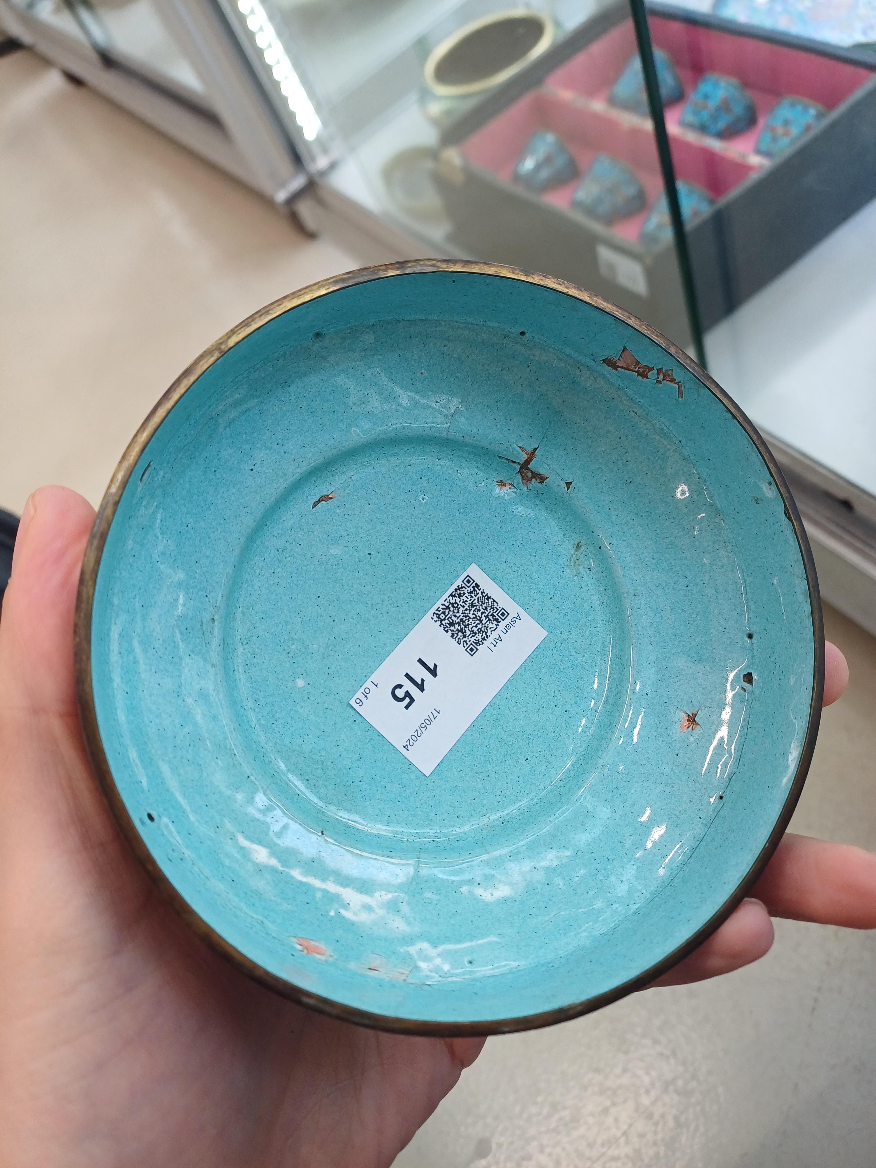 A GROUP OF CHINESE CANTON ENAMEL WARES 清十九世紀 廣東銅胎畫琺瑯纏枝蓮紋雜項 - Bild 30 aus 36