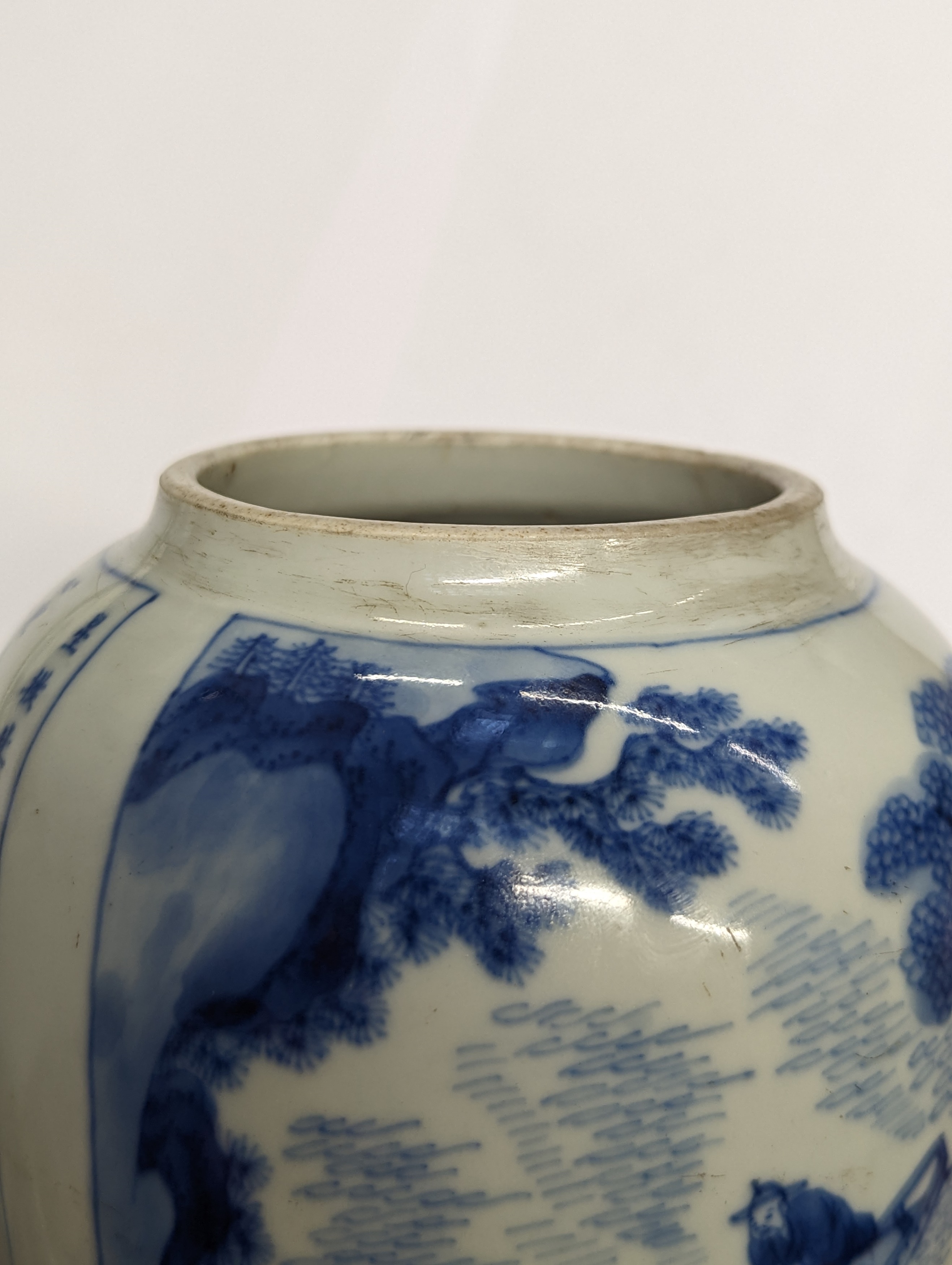 A CHINESE BLUE AND WHITE FIGURATIVE VASE 過渡期 約1628年 青花人物故事賦圖詩文瓶 《成化年製》款 - Image 10 of 26