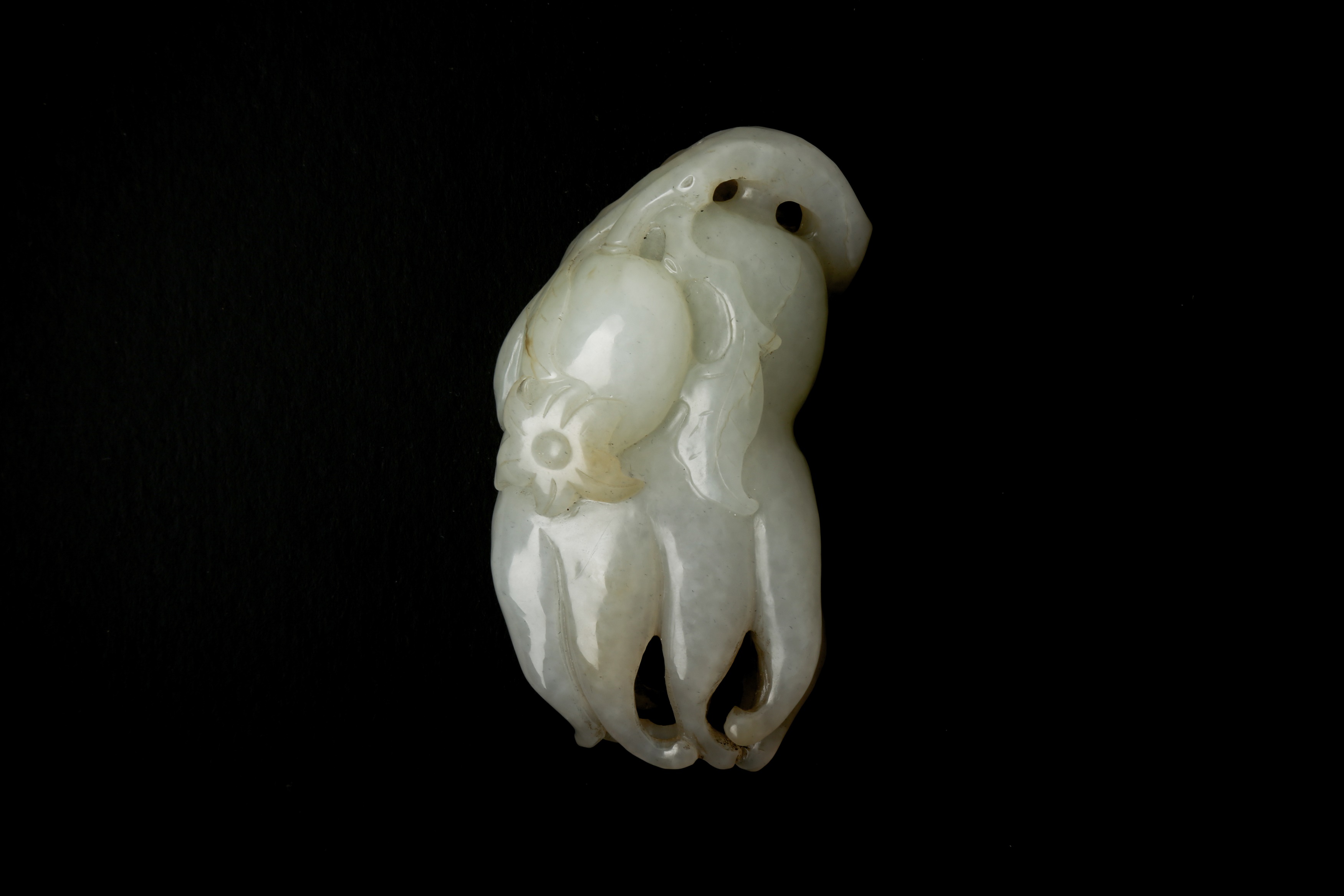 A CHINESE PALE CELADON 'FOSHOU' FINGER CITRON JADE CARVING 清 青白玉佛手