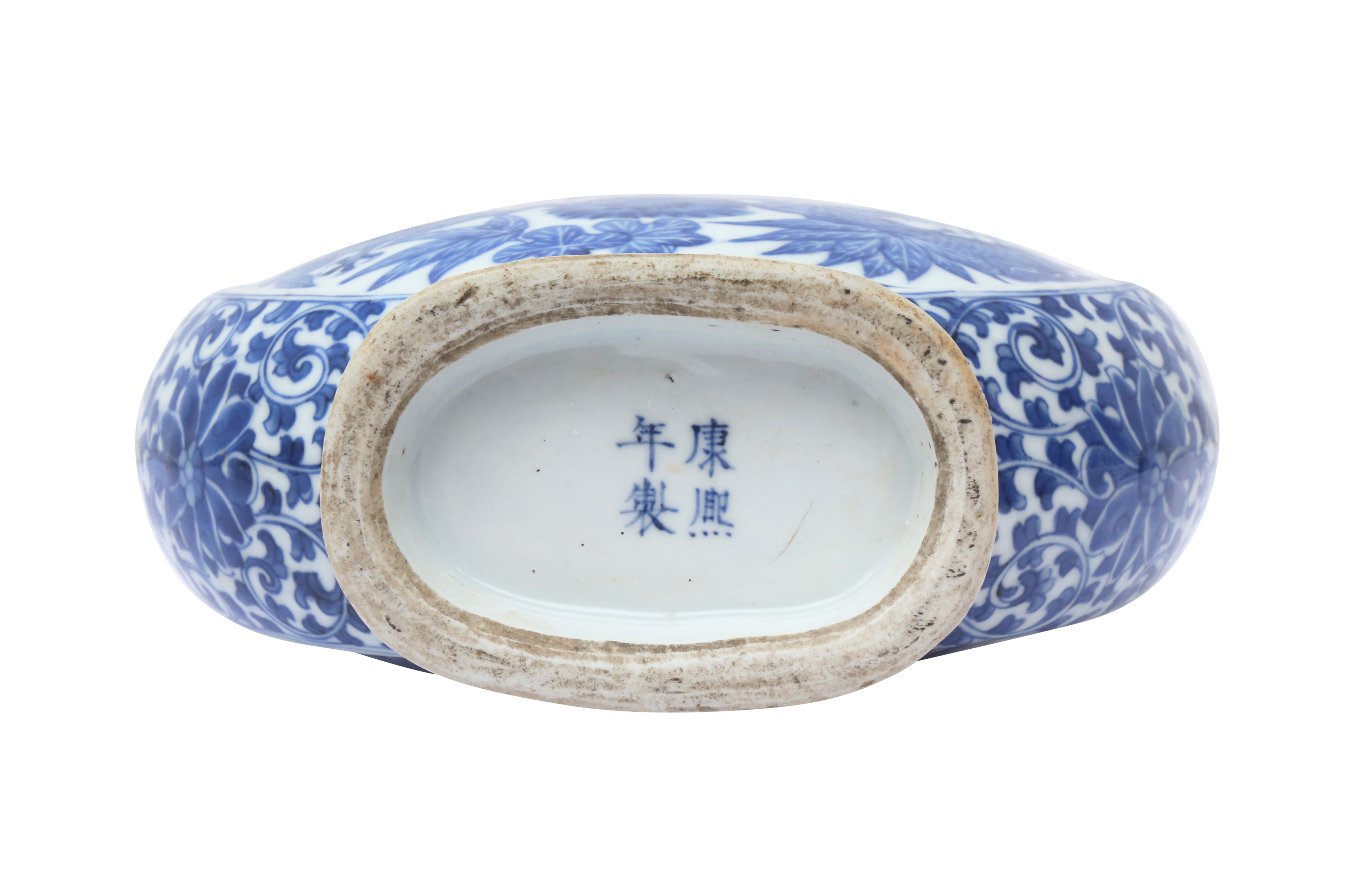 A CHINESE BLUE AND WHITE 'DRAGONS' MOON FLASK 清十九世紀 青花雙龍穿花抱月瓶 - Image 2 of 14