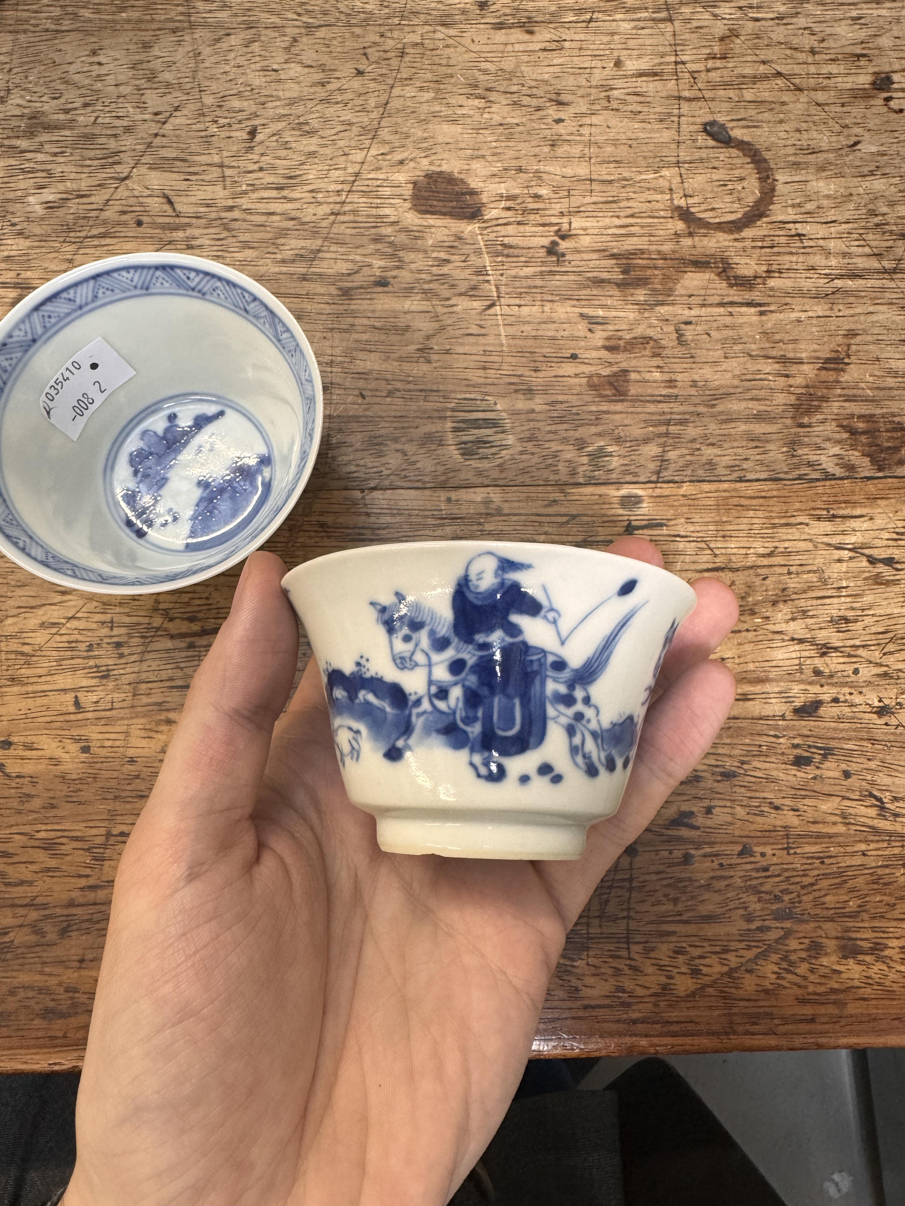 TWO CHINESE BLUE AND WHITE CUPS 清康熙 青花策馬勇戰圖盃兩件 《玉》款 - Image 13 of 23