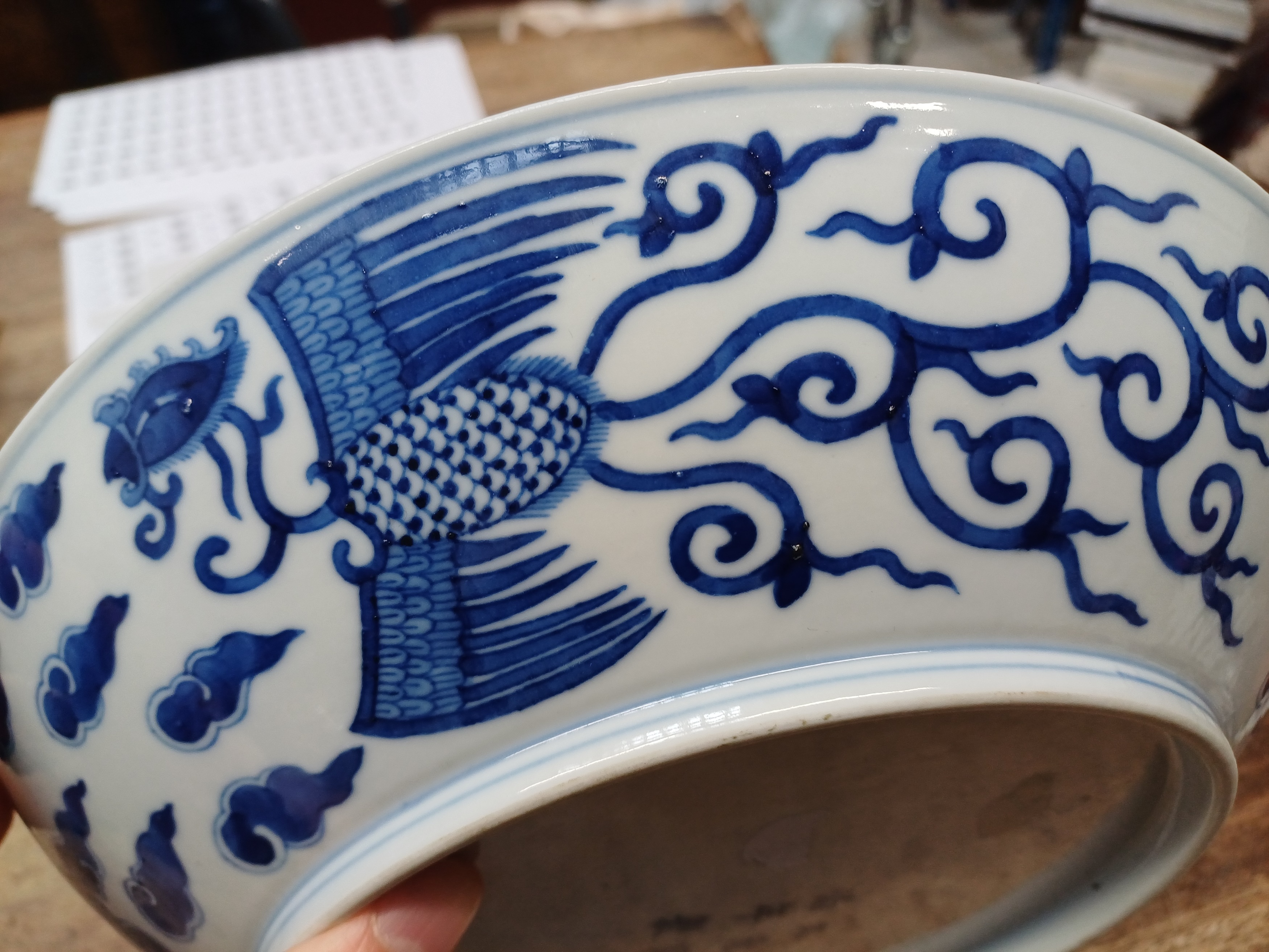 A CHINESE BLUE AND WHITE 'PHOENIX' DISH 清同治 青花雙鳳雲紋盤 《大清同治年製》款 - Image 11 of 13