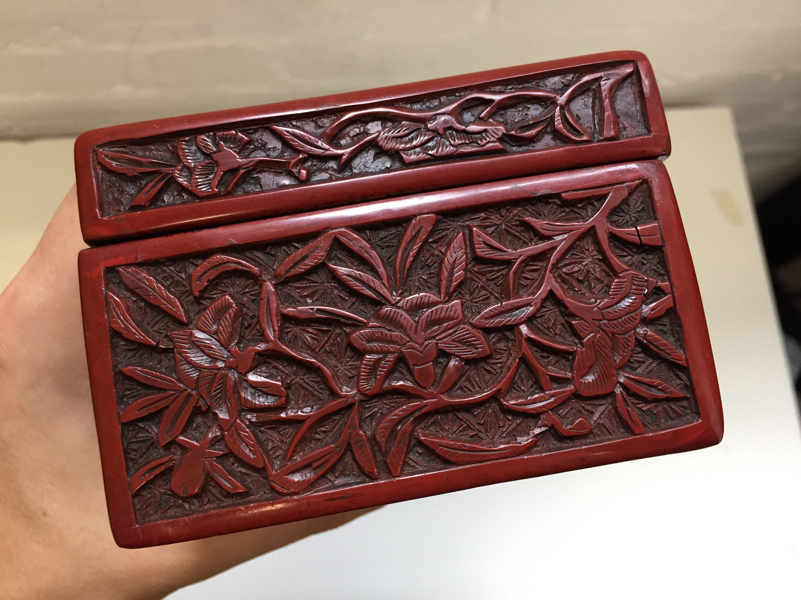 A CHINESE CINNABAR LACQUER 'MUSICIAN' BOX AND COVER 晚明 剔紅圖高士行樂圖紋蓋盒 - Image 8 of 20