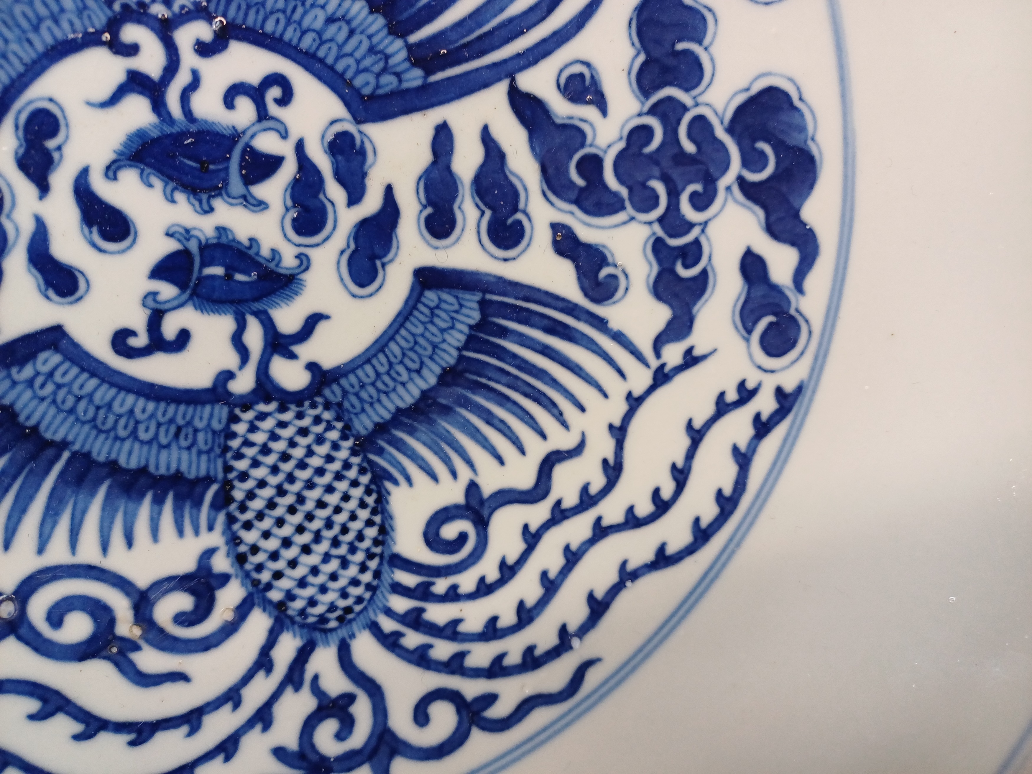 A CHINESE BLUE AND WHITE 'PHOENIX' DISH 清同治 青花雙鳳雲紋盤 《大清同治年製》款 - Image 6 of 13