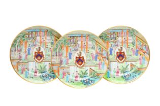 A SET OF THREE CHINESE EXPORT ARMORIAL DISHES, BEARING THE ARMS OF WIGHT OR BRADLEY 嘉慶 十九世紀 外銷彩繪威特或布