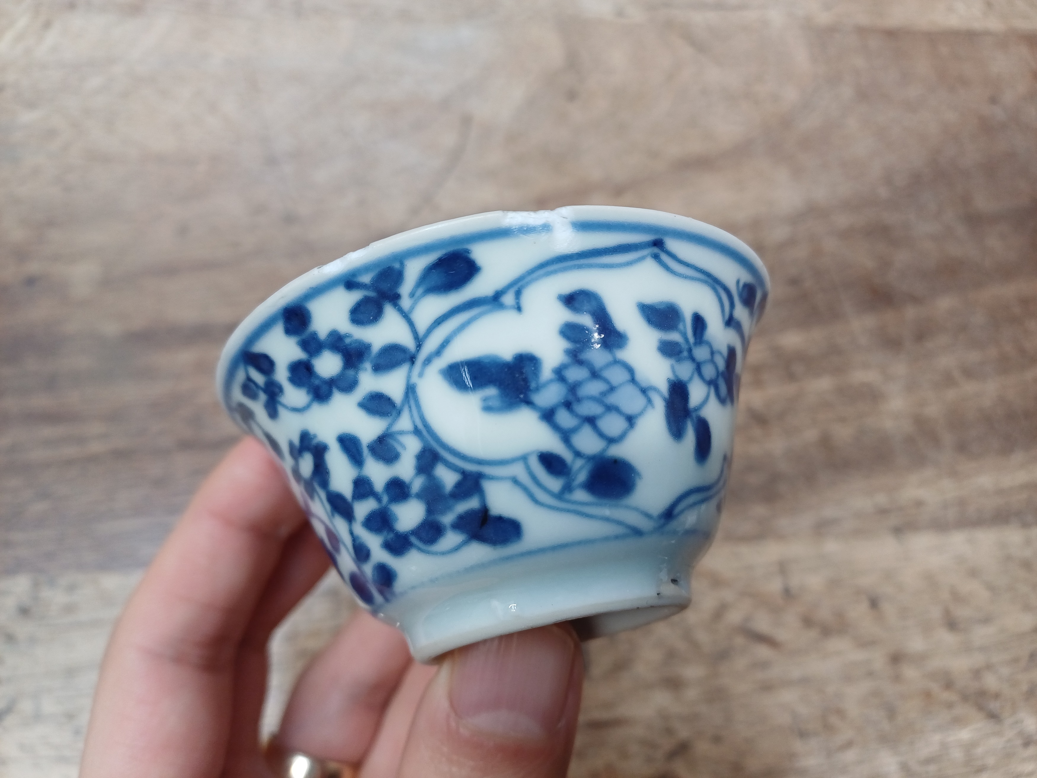 A CHINESE RETICULATED BLUE AND WHITE 'LINGLONG' TEA BOWL AND THREE EXPORT CERAMICS 清 崇禎至十八世紀 青花玲瓏盌及外 - Image 16 of 21