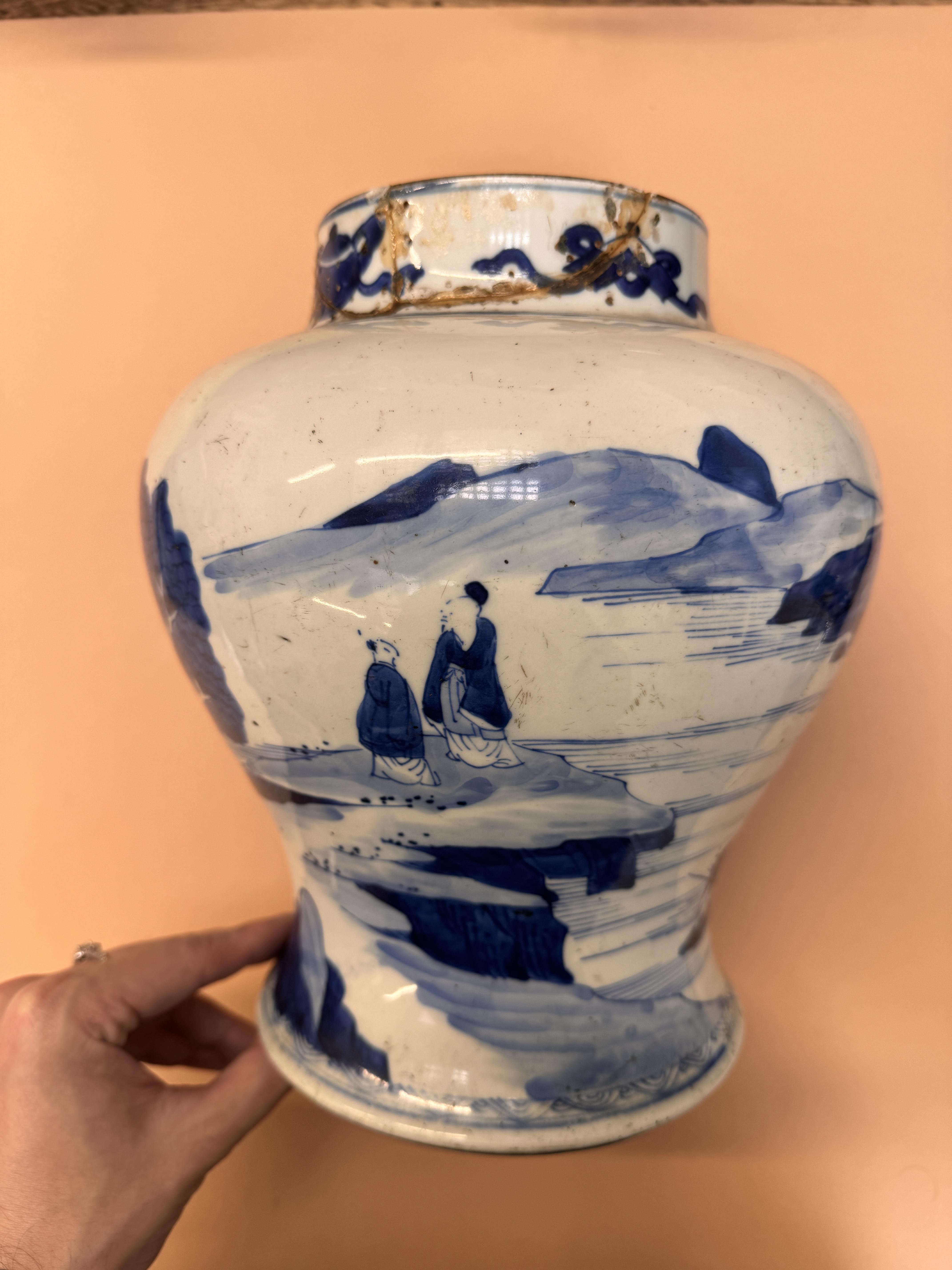 A CHINESE BLUE AND WHITE 'LANDSCAPE' VASE 清康熙 青花山水圖紋瓶 - Image 17 of 22