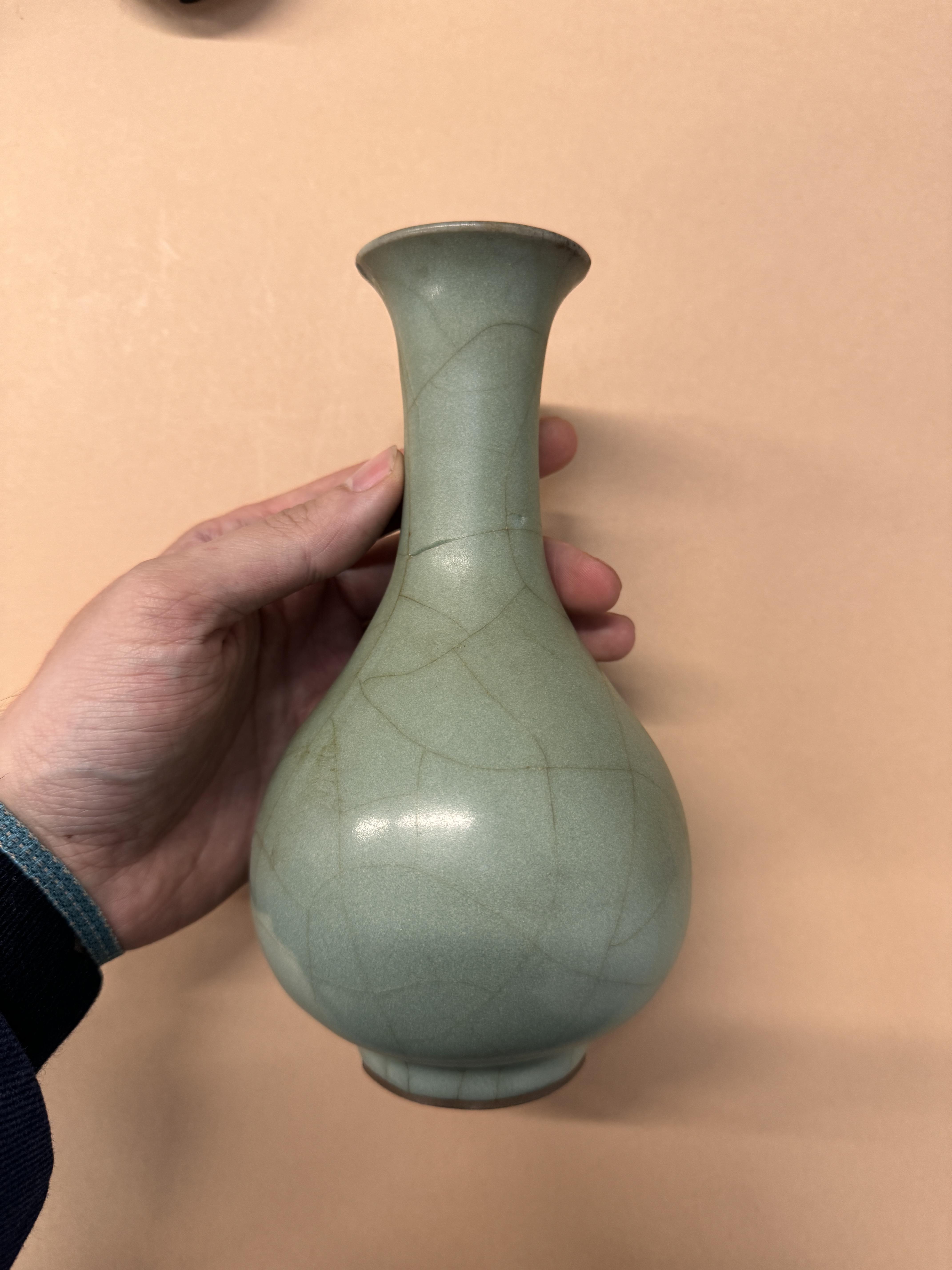 A CHINESE LONGQUAN CELADON-GLAZED VASE, YUHUCHUNPING 宋或後期 龍泉窯青釉玉壺春瓶 - Image 6 of 12