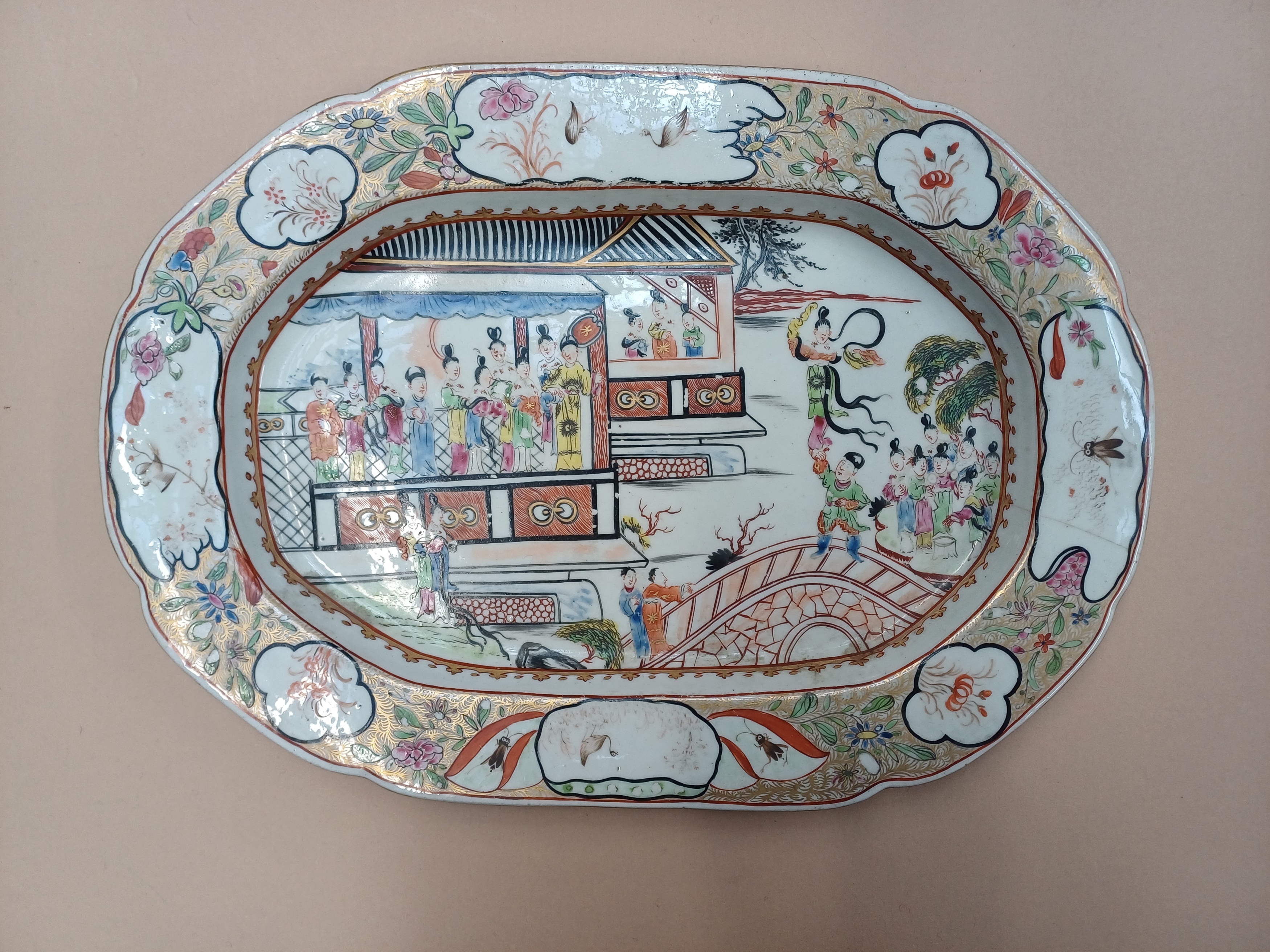 A PAIR OF CHINESE EXPORT FAMILLE-ROSE 'FIGURATIVE' DISHES 清雍正 外銷粉彩人物故事圖紋盤一對 - Image 13 of 18