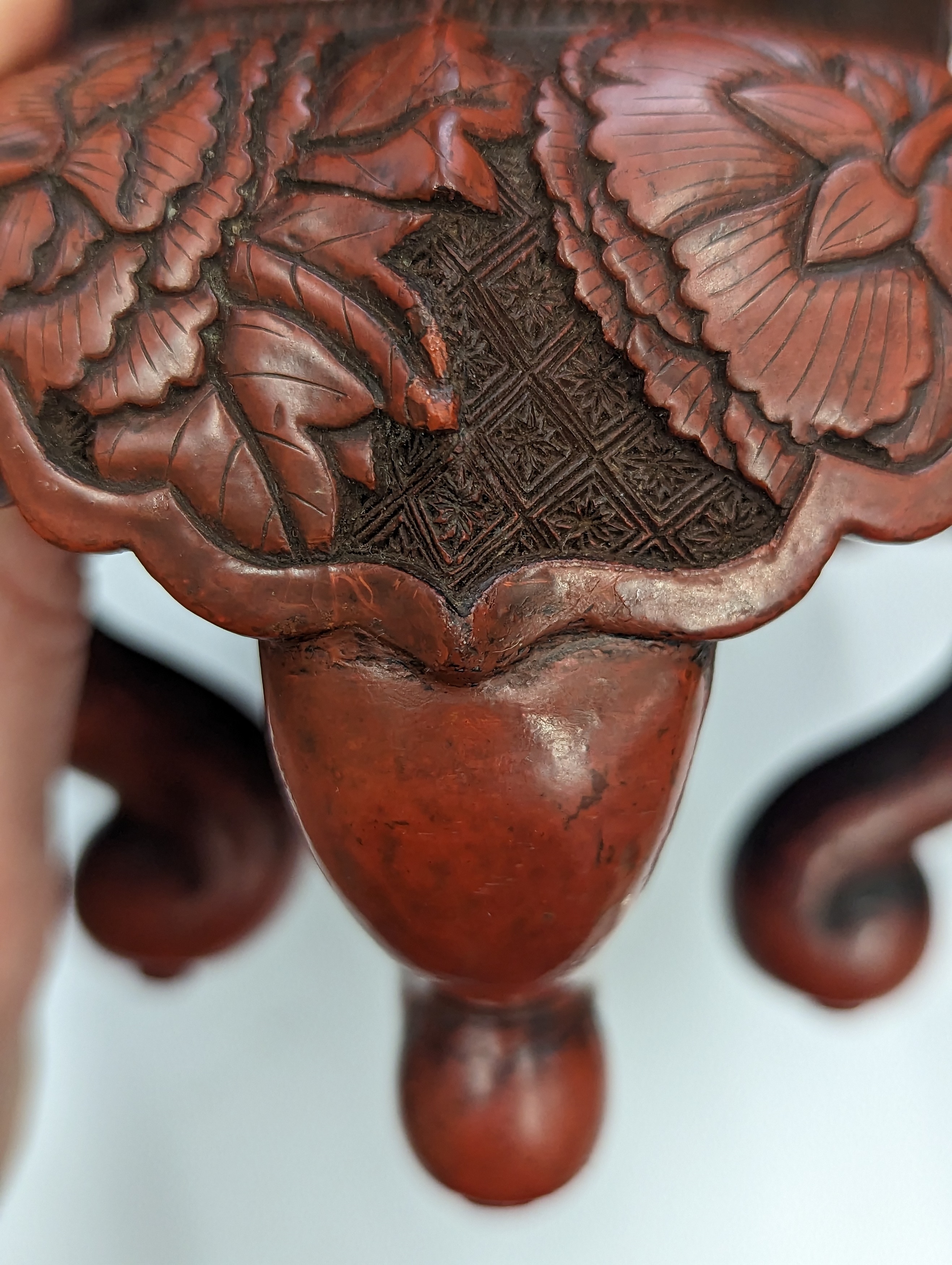 A JAPANESE CINNABAR LACQUER INCENSE BURNER STAND - Image 17 of 19