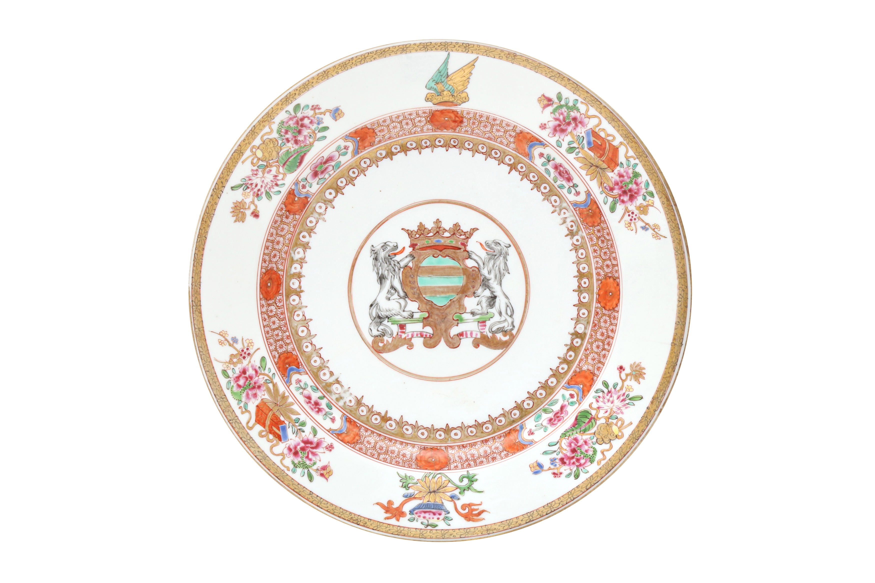A PAIR OF CHINESE EXPORT FAMILLE-ROSE ARMORIAL DISHES 清十八至十九世紀 外銷粉彩徽章紋盤一對 - Image 2 of 3