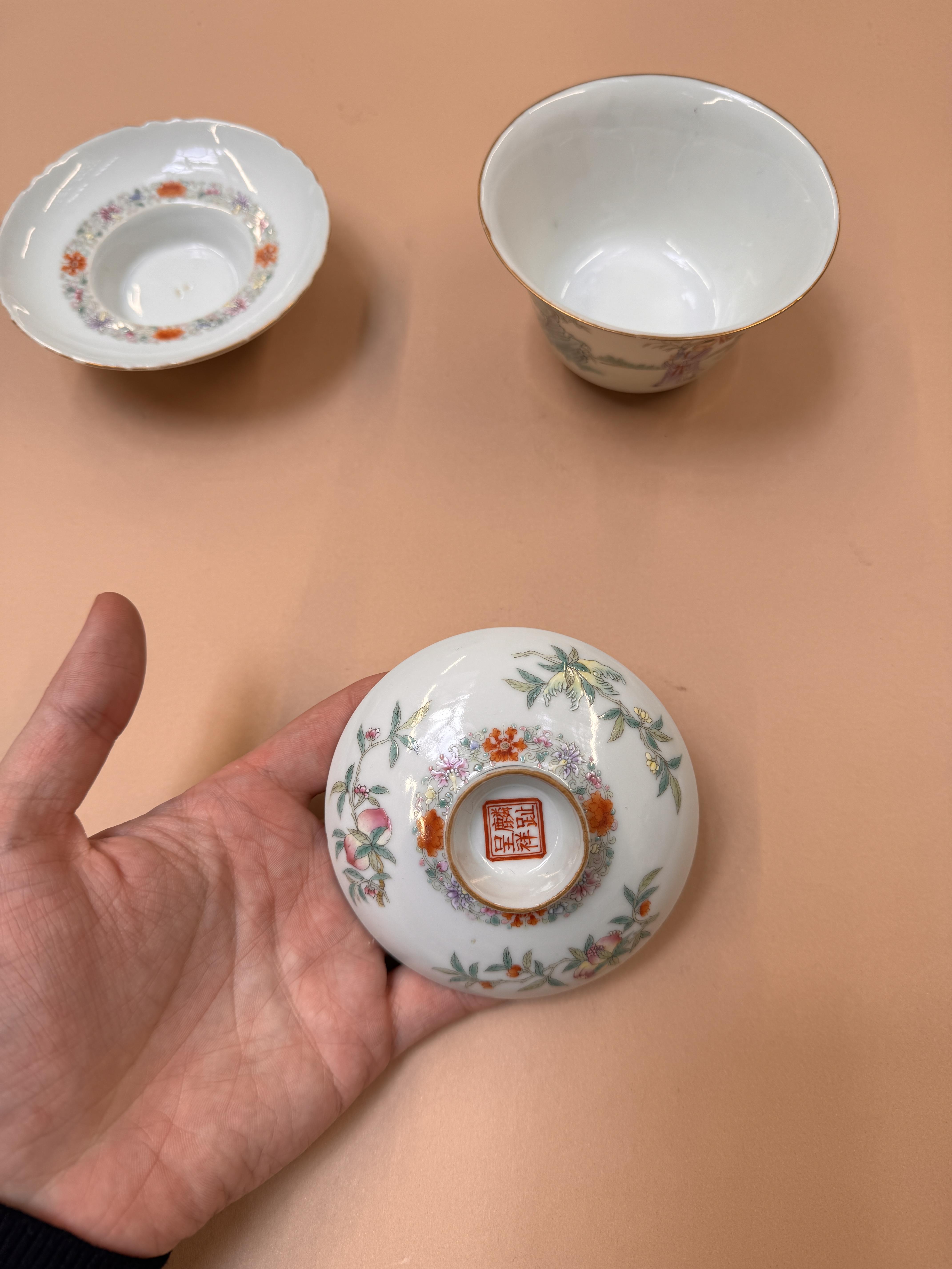 A PAIR OF CHINESE FAMILLE-ROSE CUPS, COVERS AND STANDS 民國時期 粉彩嬰戲圖蓋盌一對 《麟指呈祥》款 - Image 36 of 44