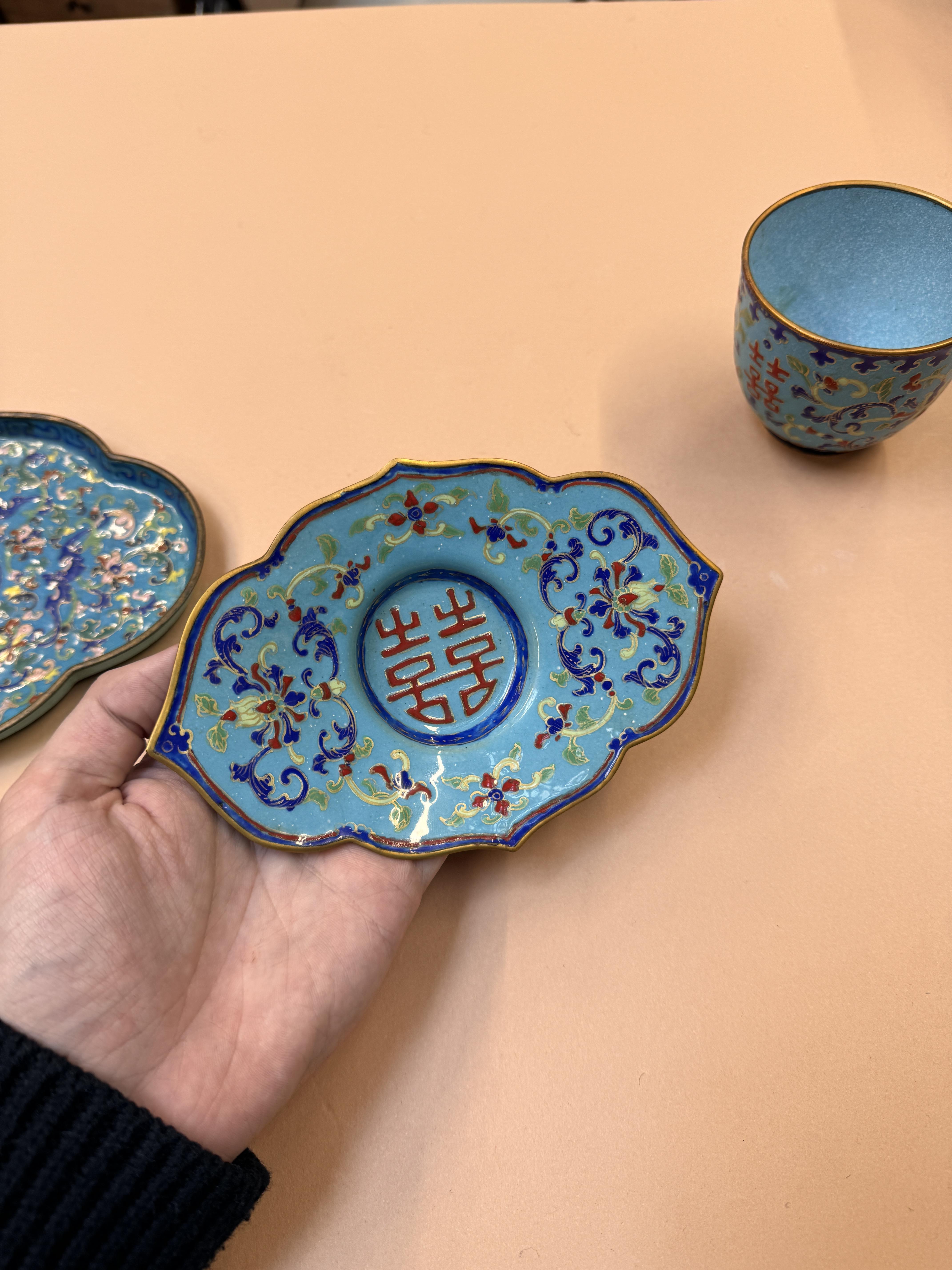 A CHINESE CANTON ENAMEL CUP, STAND AND DISH 清十九世紀 廣東銅胎畫琺瑯「壽」盤及「囍」盃及盤 - Image 13 of 31