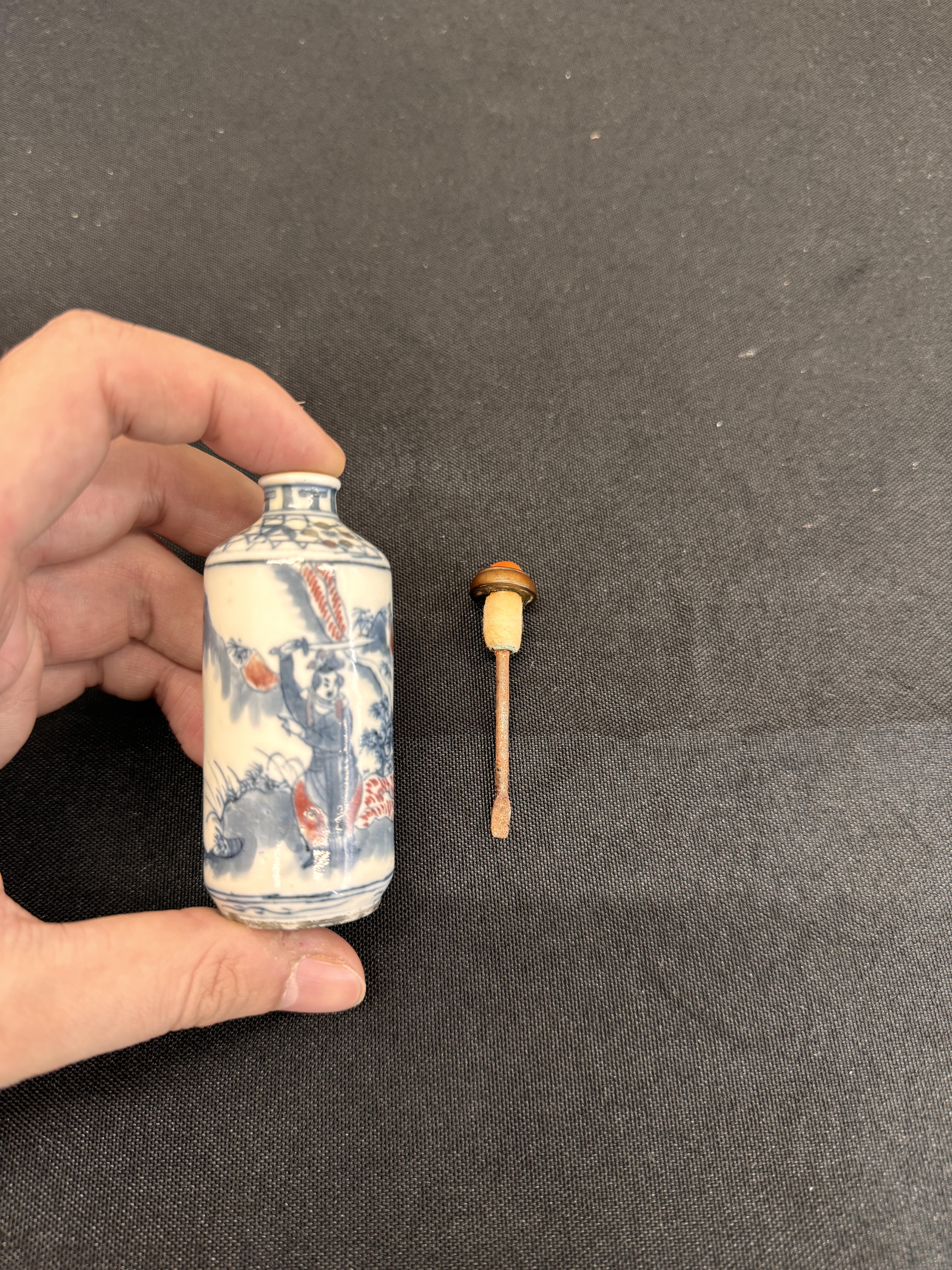 λ A CHINESE BLUE AND WHITE AND COPPER-RED SNUFF BOTTLE 清十八世紀 青花釉裏紅人物故事圖紋鼻煙壺 《大清雍正年製》款 - Image 6 of 13