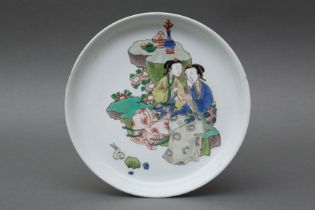 A CHINESE FAMILLE-VERTE 'LADIES READING' DISH 清康熙 閱讀仕女圖紋盤