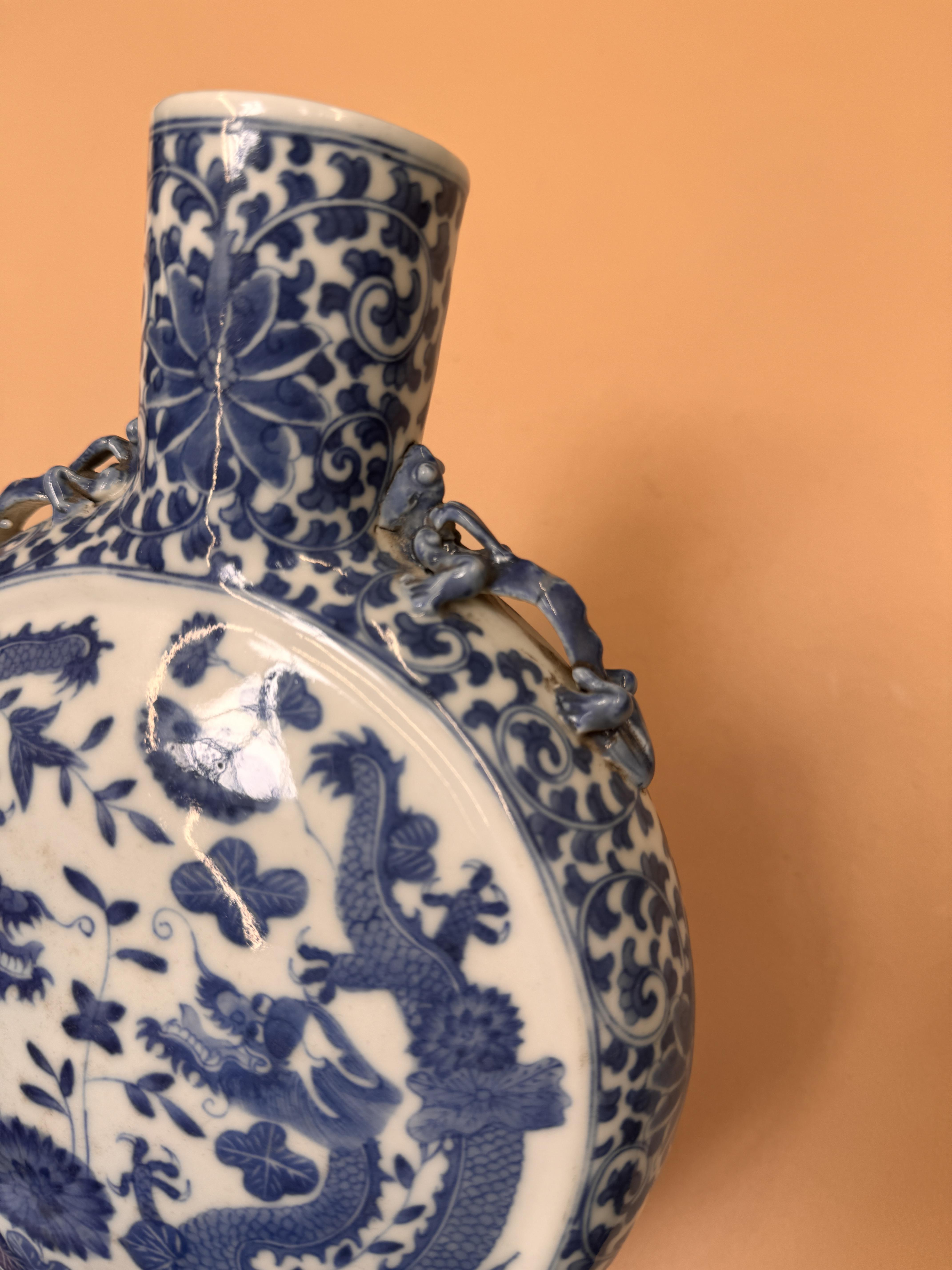 A CHINESE BLUE AND WHITE 'DRAGONS' MOON FLASK 清十九世紀 青花雙龍穿花抱月瓶 - Image 12 of 14