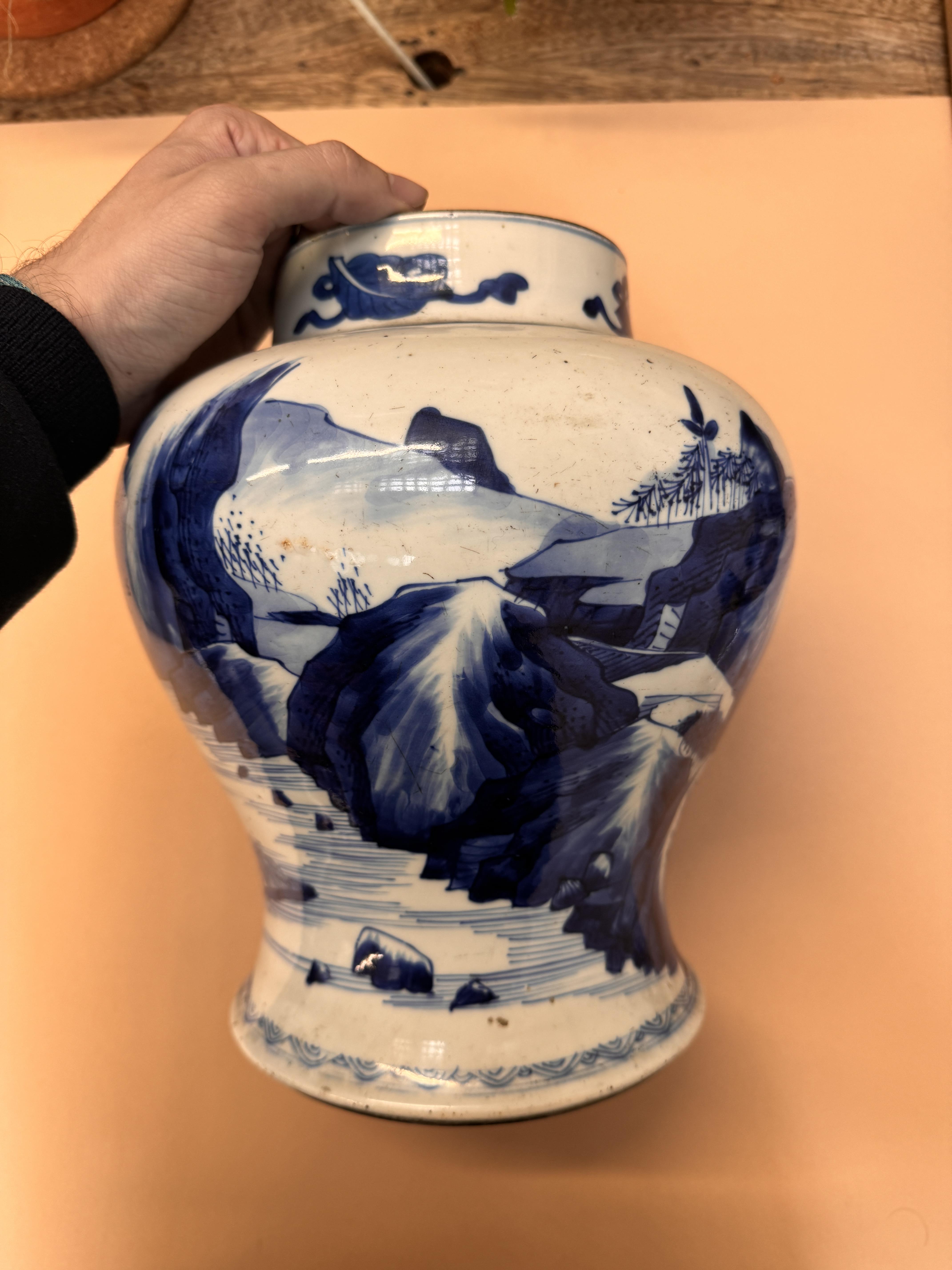 A CHINESE BLUE AND WHITE 'LANDSCAPE' VASE 清康熙 青花山水圖紋瓶 - Image 11 of 22