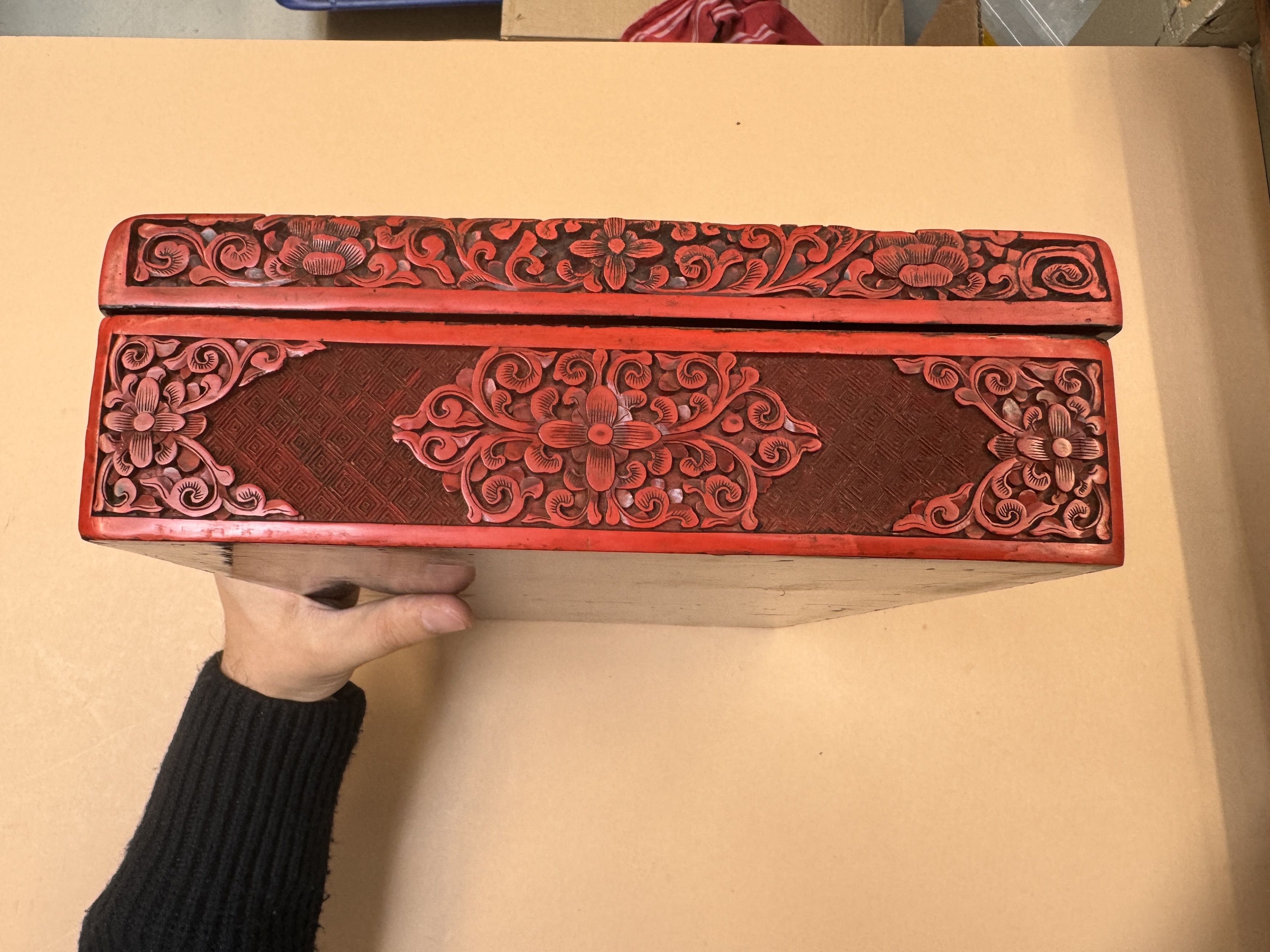 A LARGE AND FINE CHINESE CINNABAR LACQUER 'FIGURAL' BOX AND COVER 早十九世紀 剔紅人物故事圖紋方蓋盒 - Image 40 of 54