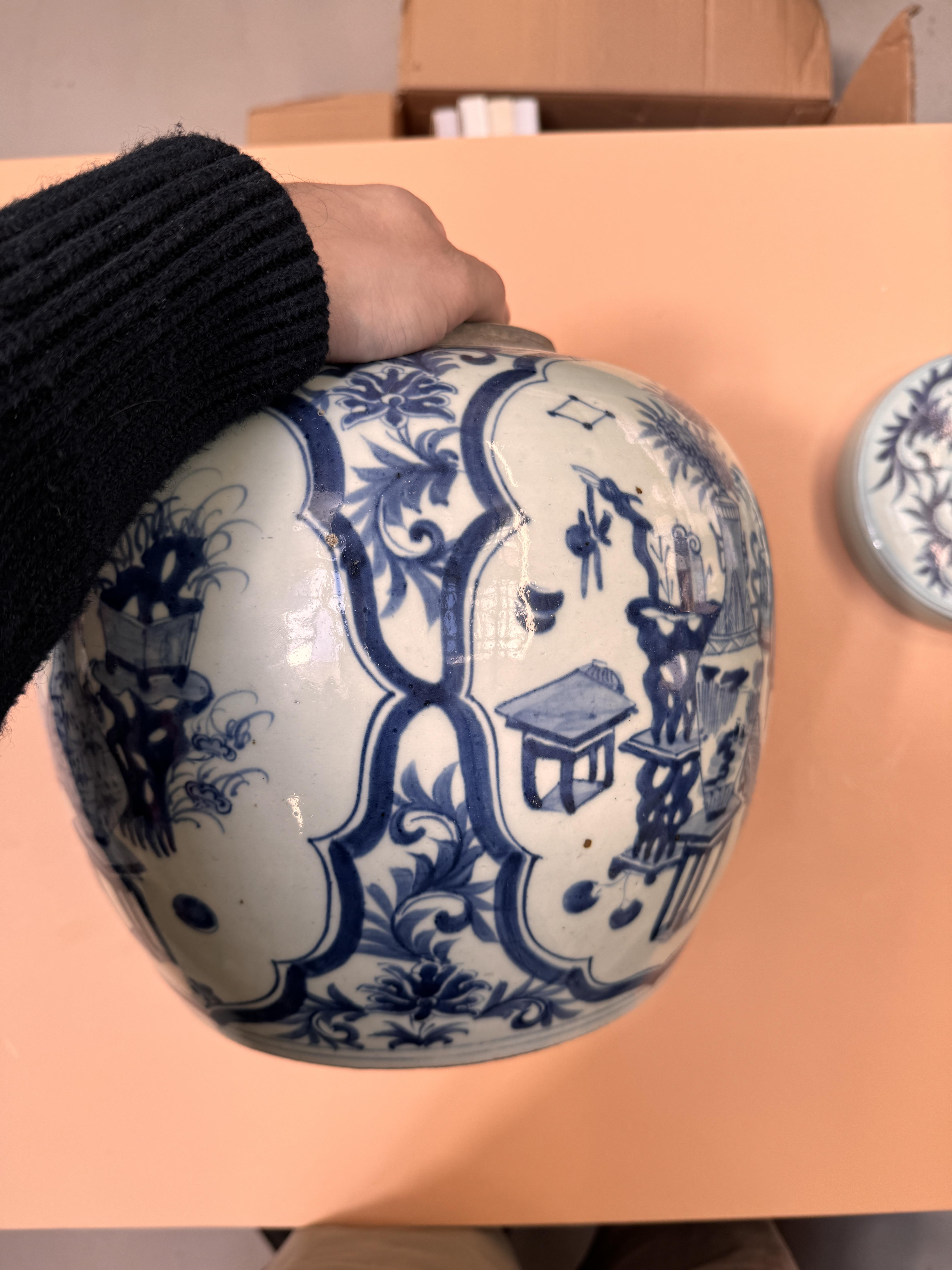 A LARGE CHINESE BLUE AND WHITE 'HUNDRED ANTIQUES' JAR AND COVER 清十九世紀 青花博古圖紋蓋罐 - Image 8 of 22