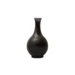 A CHINESE MONOCHROME AUBERGINE-GLAZED VASE 清十九世紀 茄皮紫釉瓶