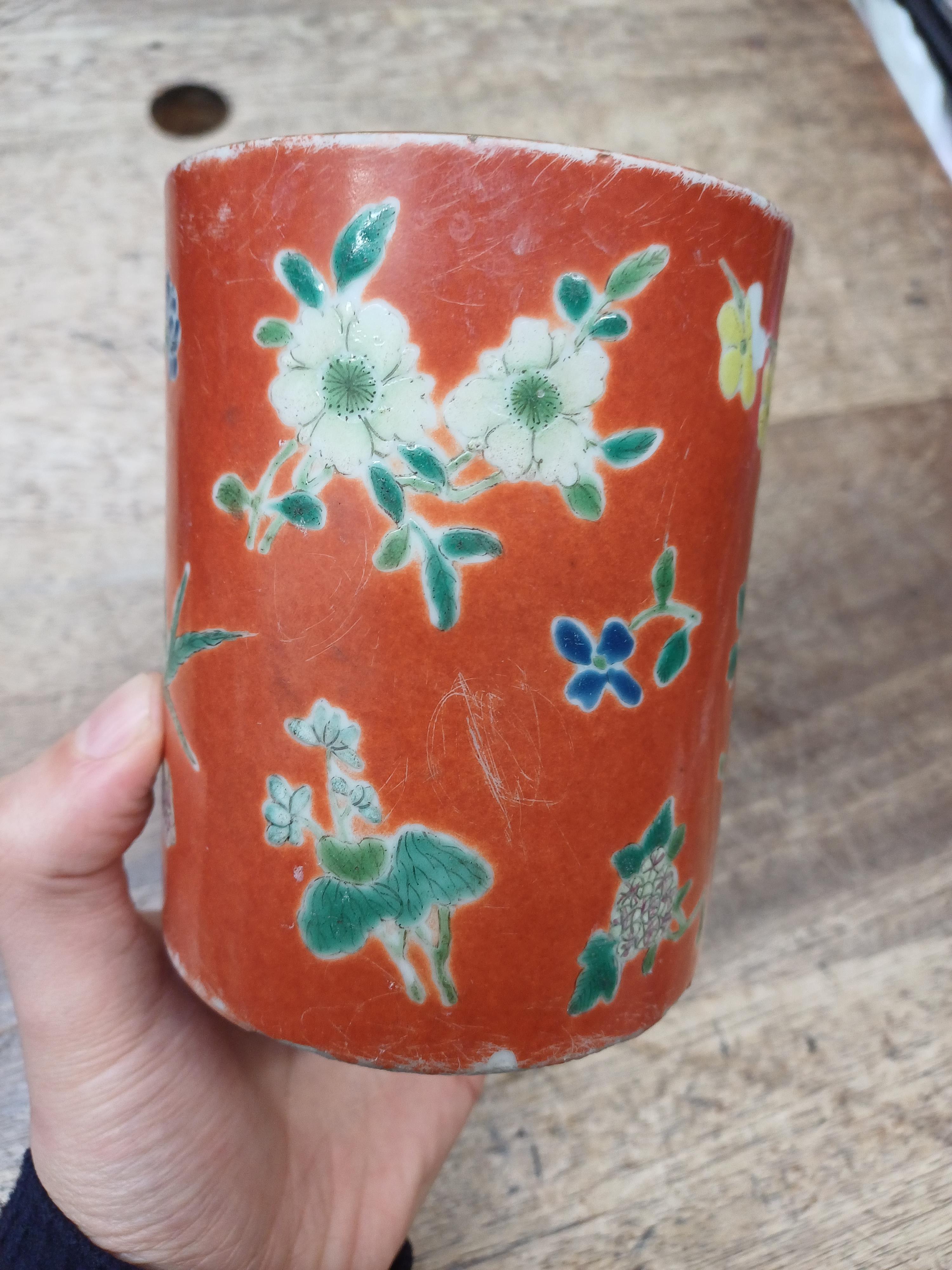 A CHINESE FAMILLE-ROSE CORAL-GROUND 'BLOSSOMS' BRUSH POT, BITONG 清十八至十九世紀 粉彩珊瑚紅地花卉紋筆筒 - Image 7 of 11