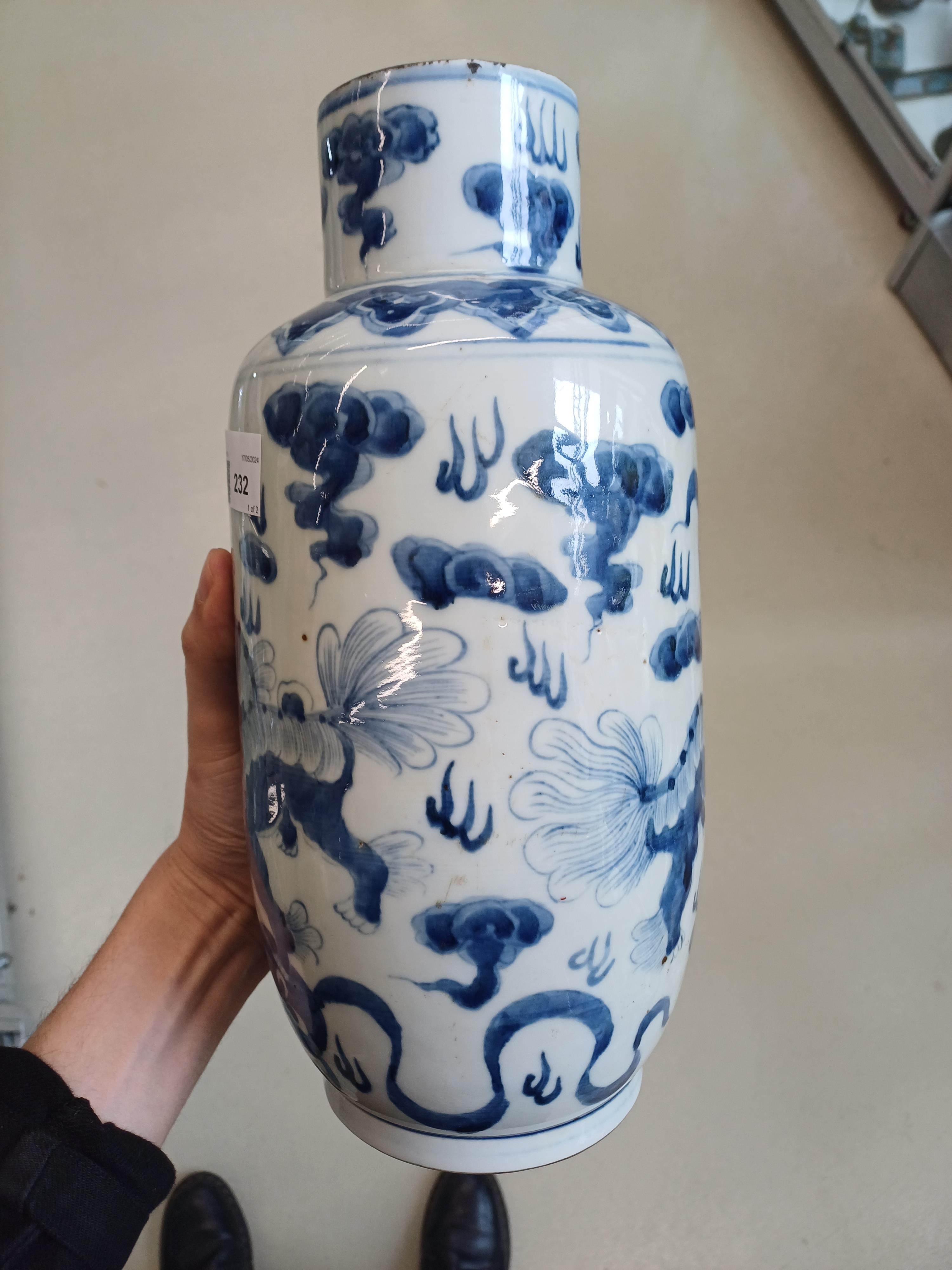 A CHINESE BLUE AND WHITE 'LION DOGS' VASE 清十八或十九世紀 青花佛獅戲球紋瓶 - Image 10 of 11