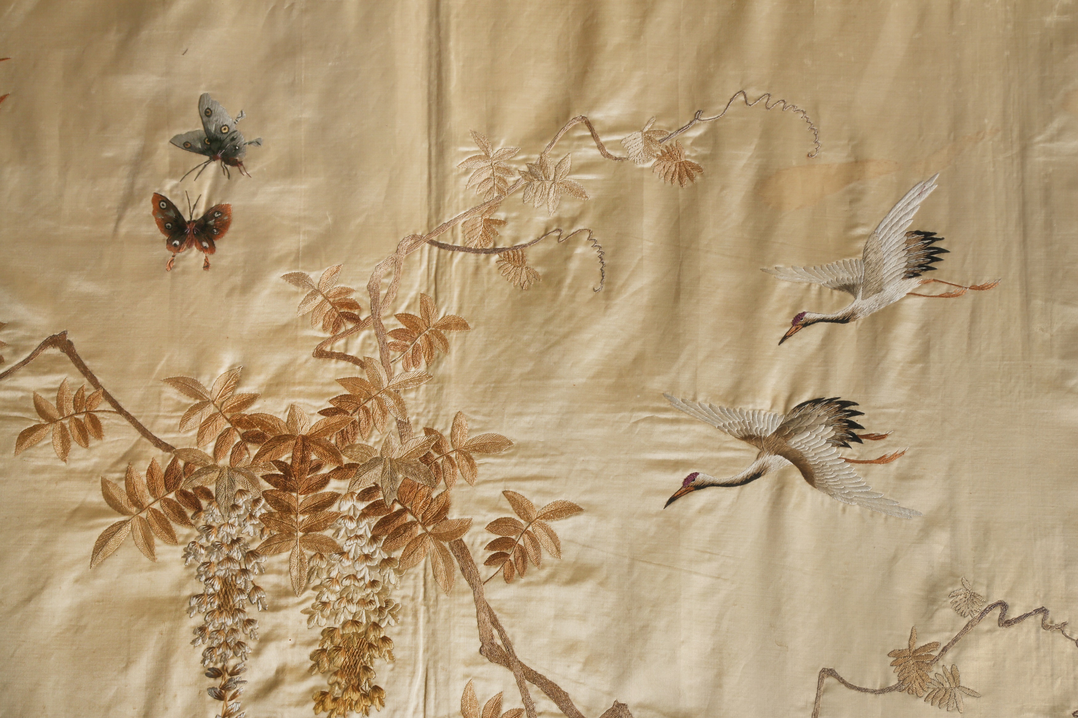 A LARGE CHINESE SILK EMBROIDERED 'CRANES' PANEL 十九至二十世紀 緞繡花陰鶴紋掛幅 - Image 5 of 5