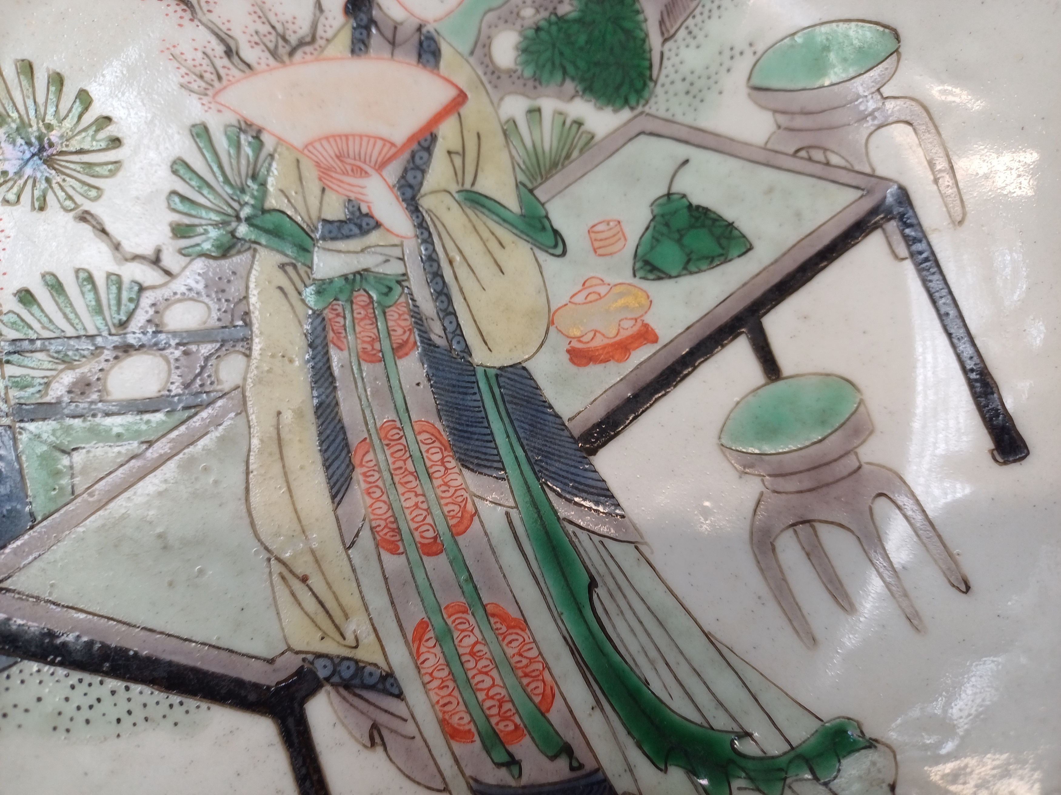 A CHINESE FAMILLE-VERTE 'LADY WITH MOON' DISH 清康熙 庭園仕女圖紋盤 《大明成化年製》款 - Image 6 of 15