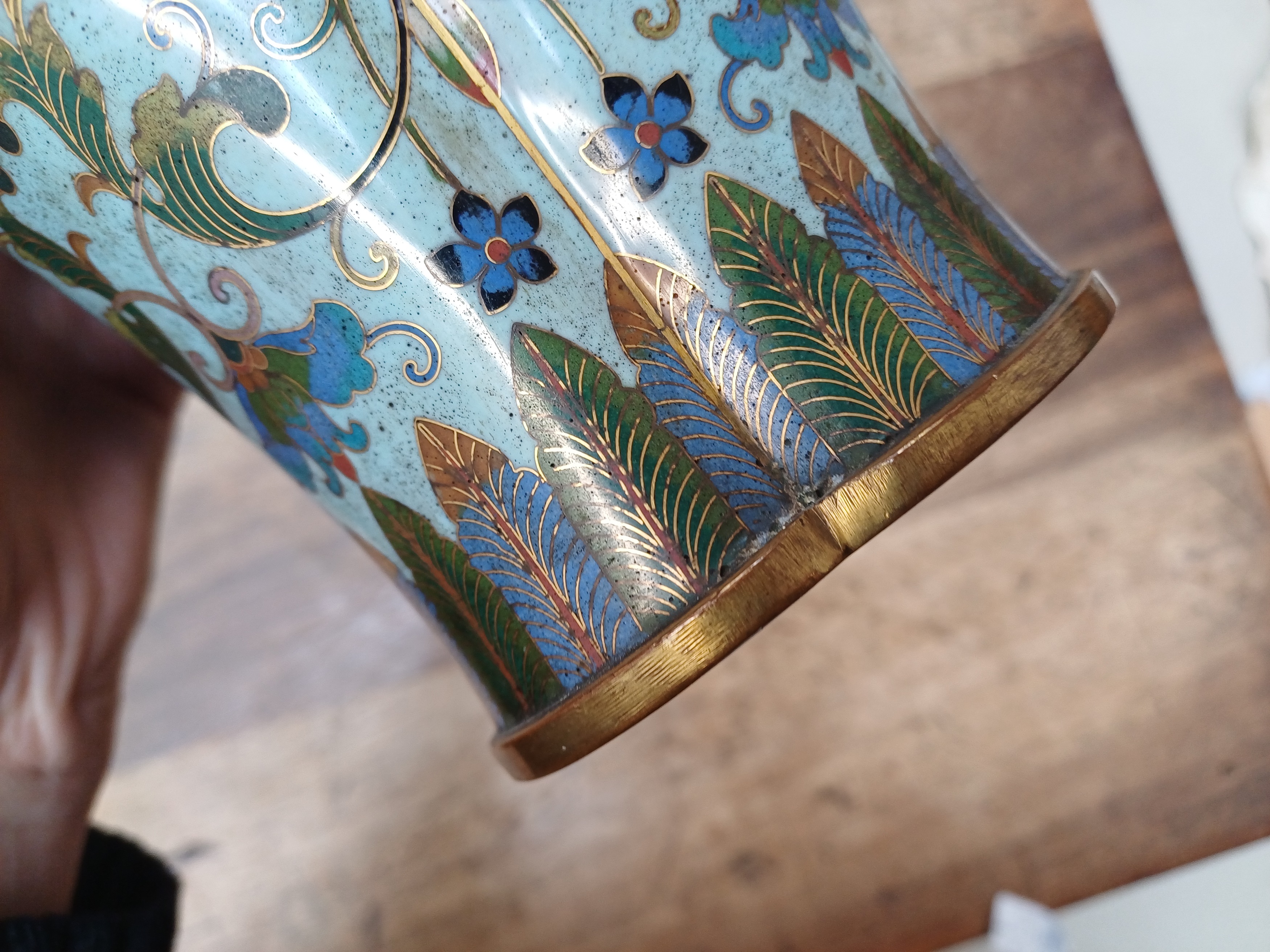 A PAIR OF CHINESE CLOISONNÉ ENAMEL VASES 清十八世紀 銅胎掐絲琺瑯番蓮紋瓶一對 - Image 6 of 17
