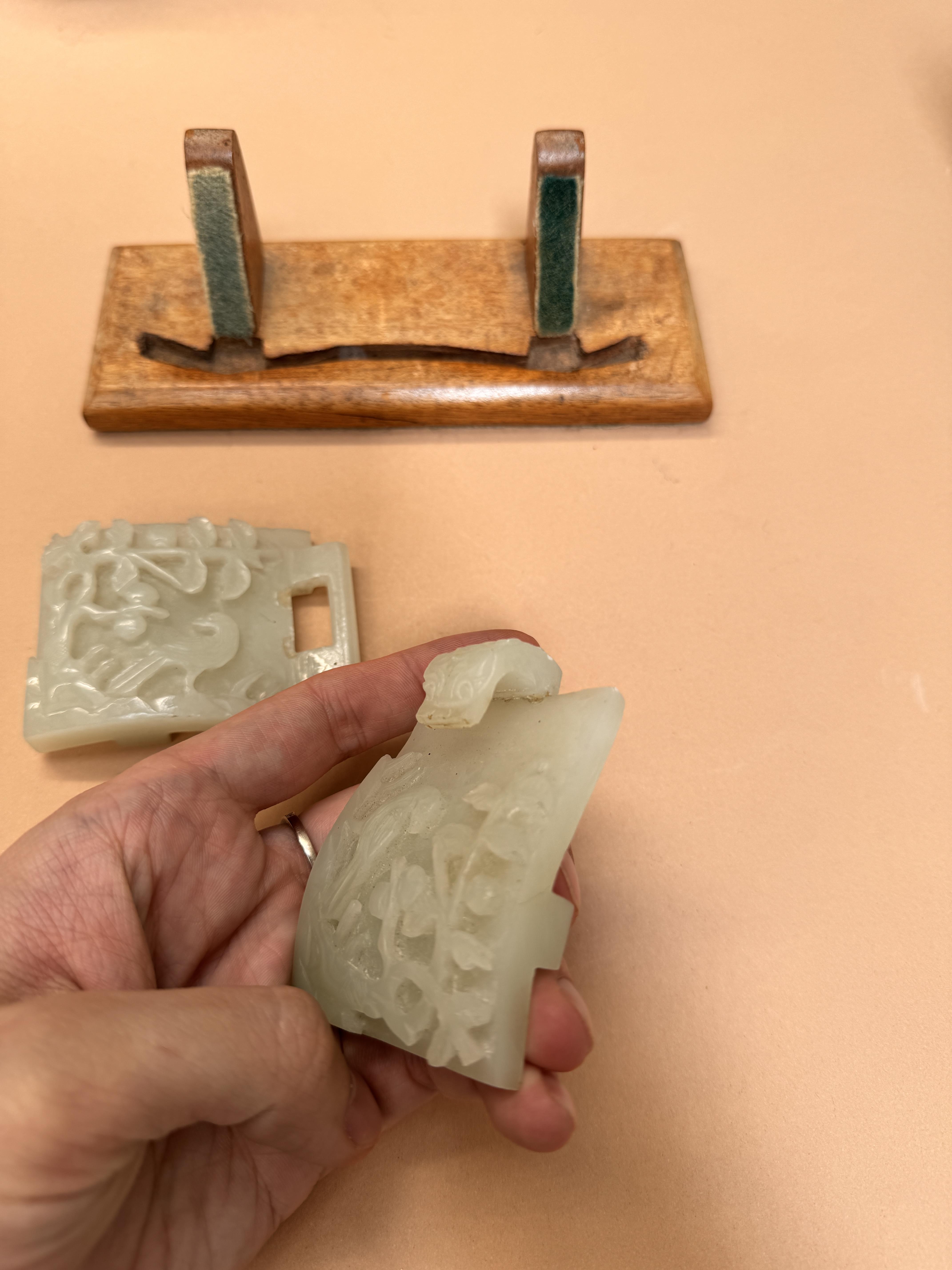 A CHINESE PALE-CELADON JADE 'BIRD AND BLOSSOMS' BELT BUCKLE 清 青白玉花鳥圖紋帶扣 - Image 5 of 12