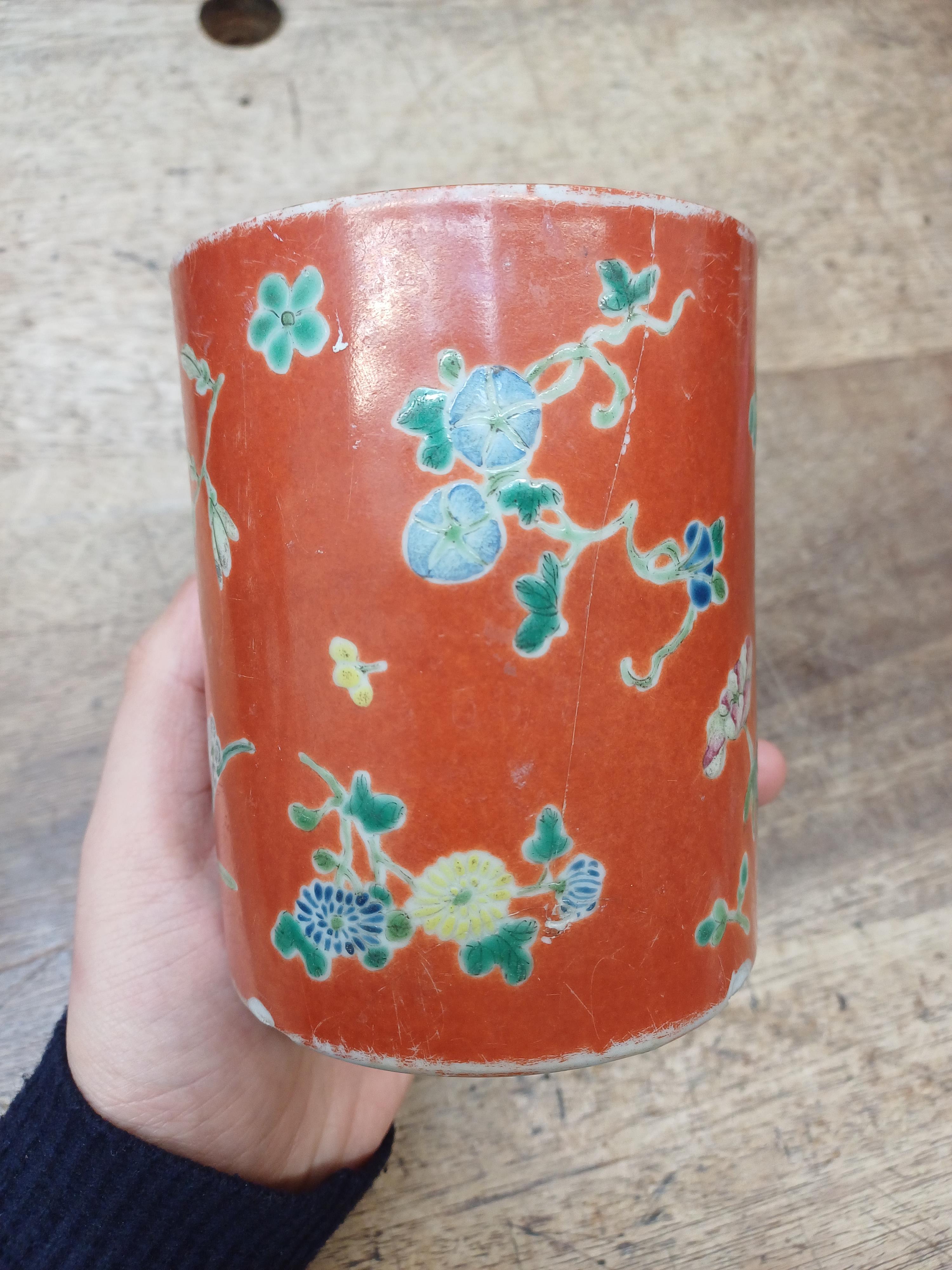 A CHINESE FAMILLE-ROSE CORAL-GROUND 'BLOSSOMS' BRUSH POT, BITONG 清十八至十九世紀 粉彩珊瑚紅地花卉紋筆筒 - Image 6 of 11