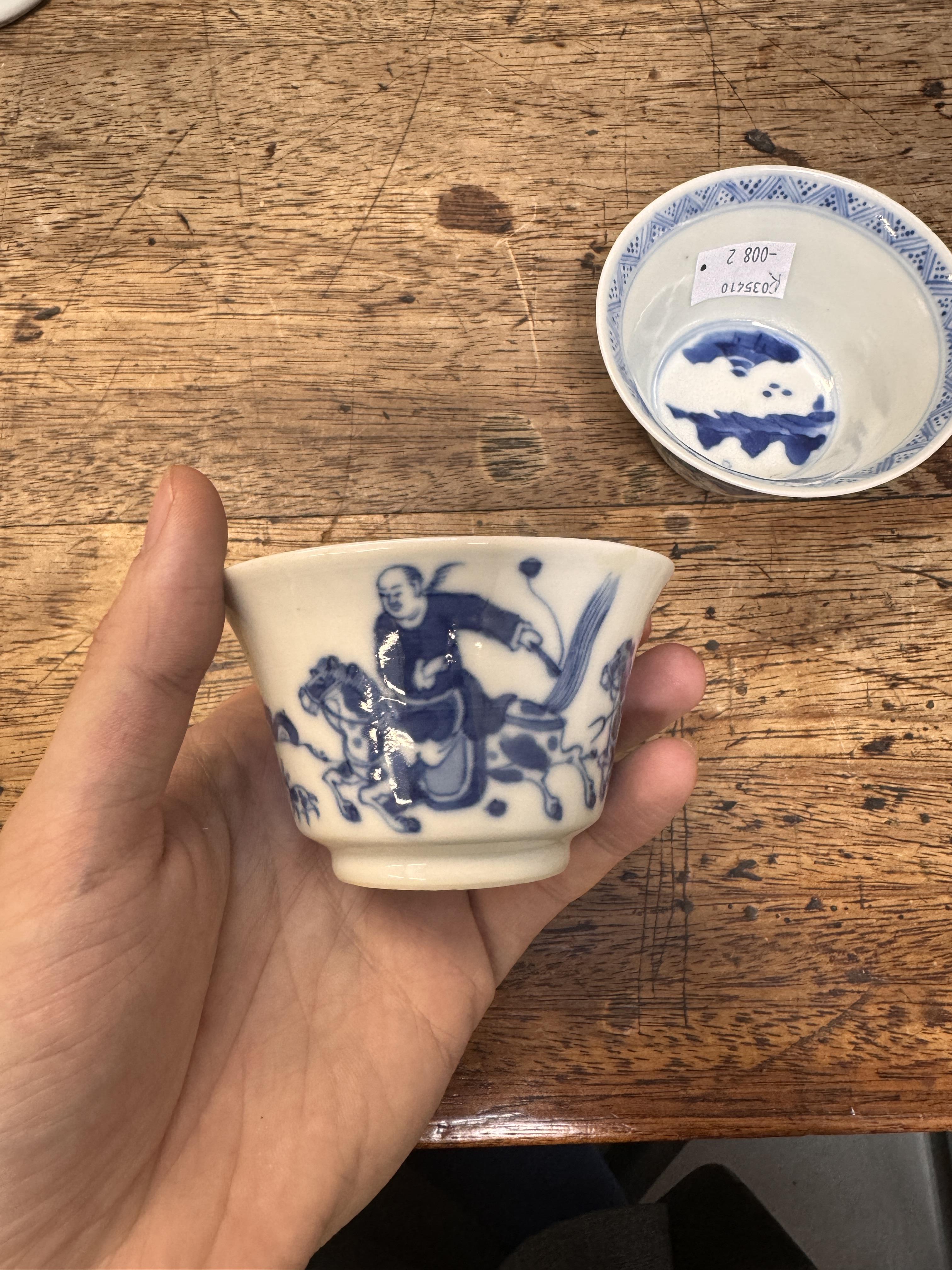 TWO CHINESE BLUE AND WHITE CUPS 清康熙 青花策馬勇戰圖盃兩件 《玉》款 - Image 7 of 23