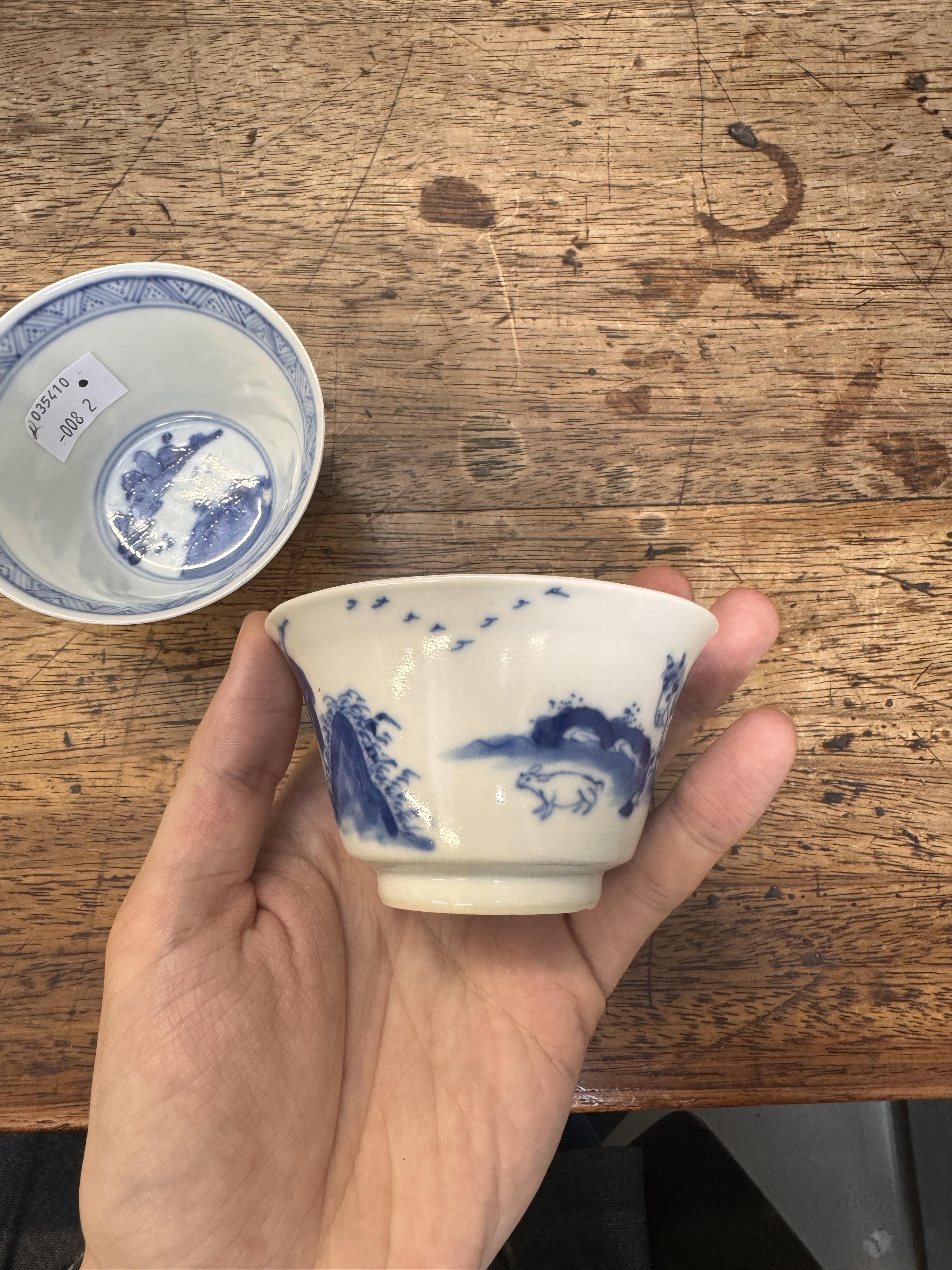 TWO CHINESE BLUE AND WHITE CUPS 清康熙 青花策馬勇戰圖盃兩件 《玉》款 - Image 19 of 23
