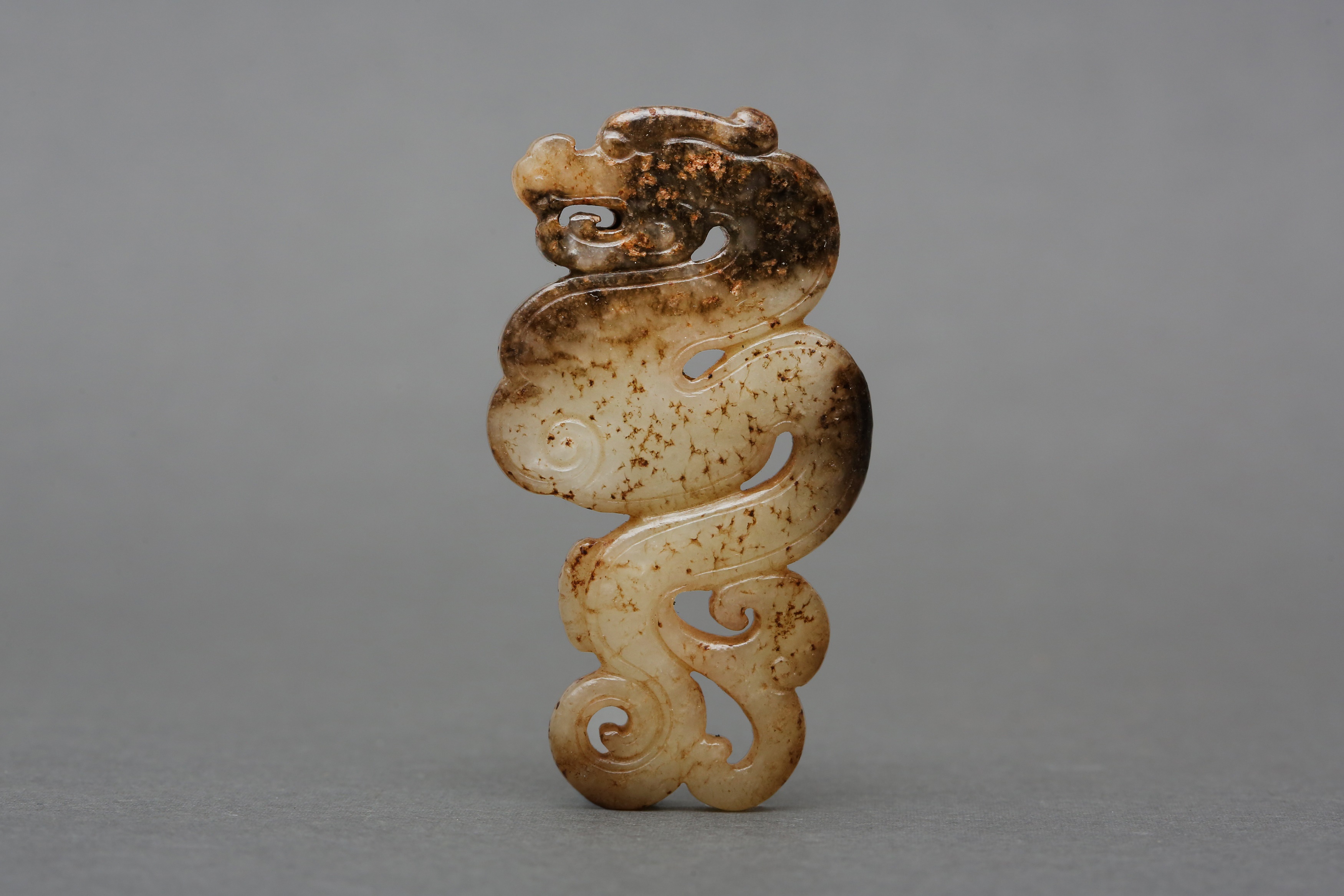 A CHINESE GREY AND BLACK ARCHAISTIC JADE 'DRAGON' PENDANT 明 灰玉龍珮 - Image 2 of 7