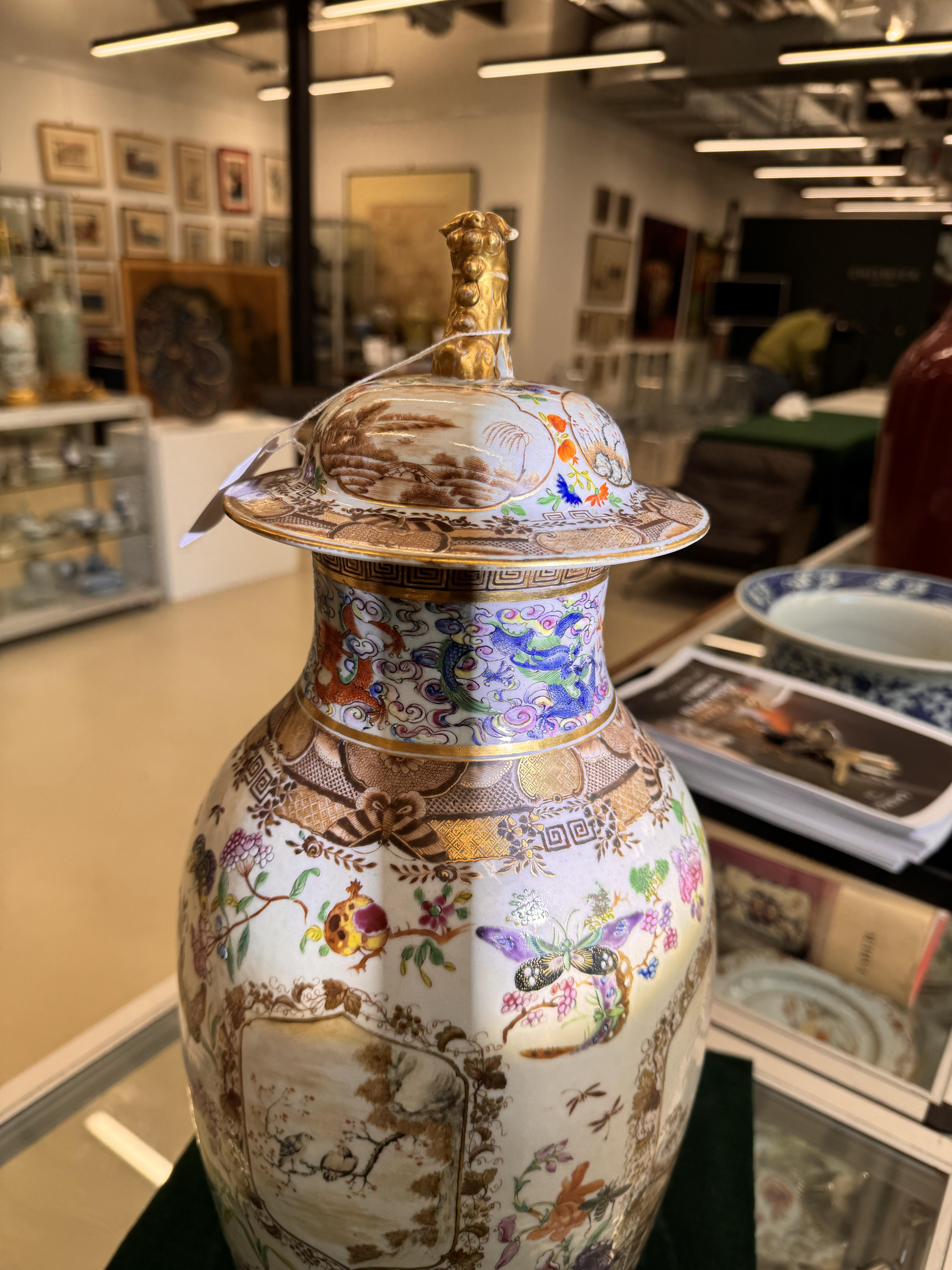 A FINE CHINESE EXPORT FAMILLE-ROSE, SEPIA AND GILT-DECORATED 'EUROPEAN SUBJECT' VASE AND COVER 清乾隆 外 - Bild 22 aus 26