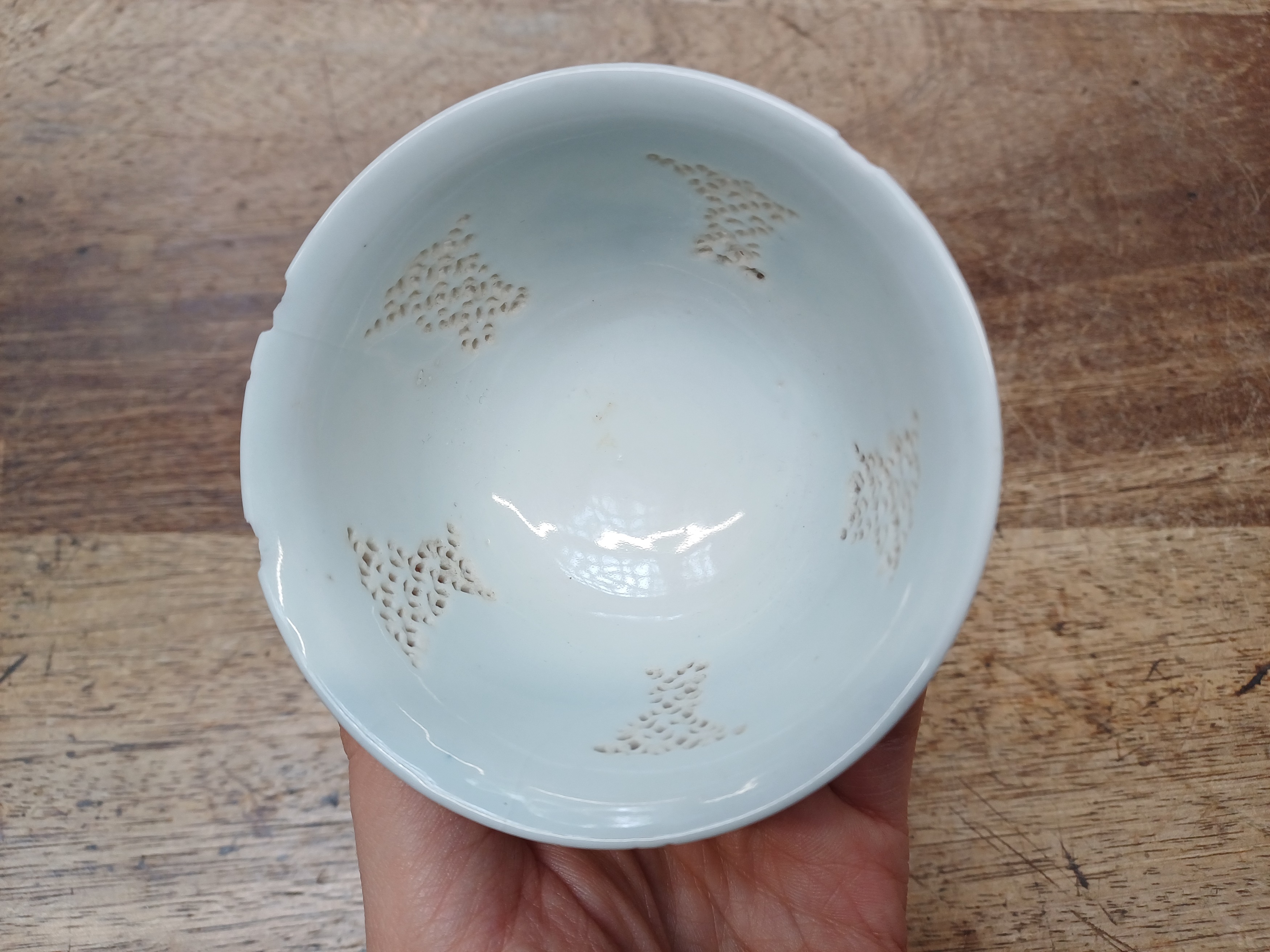 A CHINESE RETICULATED BLUE AND WHITE 'LINGLONG' TEA BOWL AND THREE EXPORT CERAMICS 清 崇禎至十八世紀 青花玲瓏盌及外 - Image 9 of 21