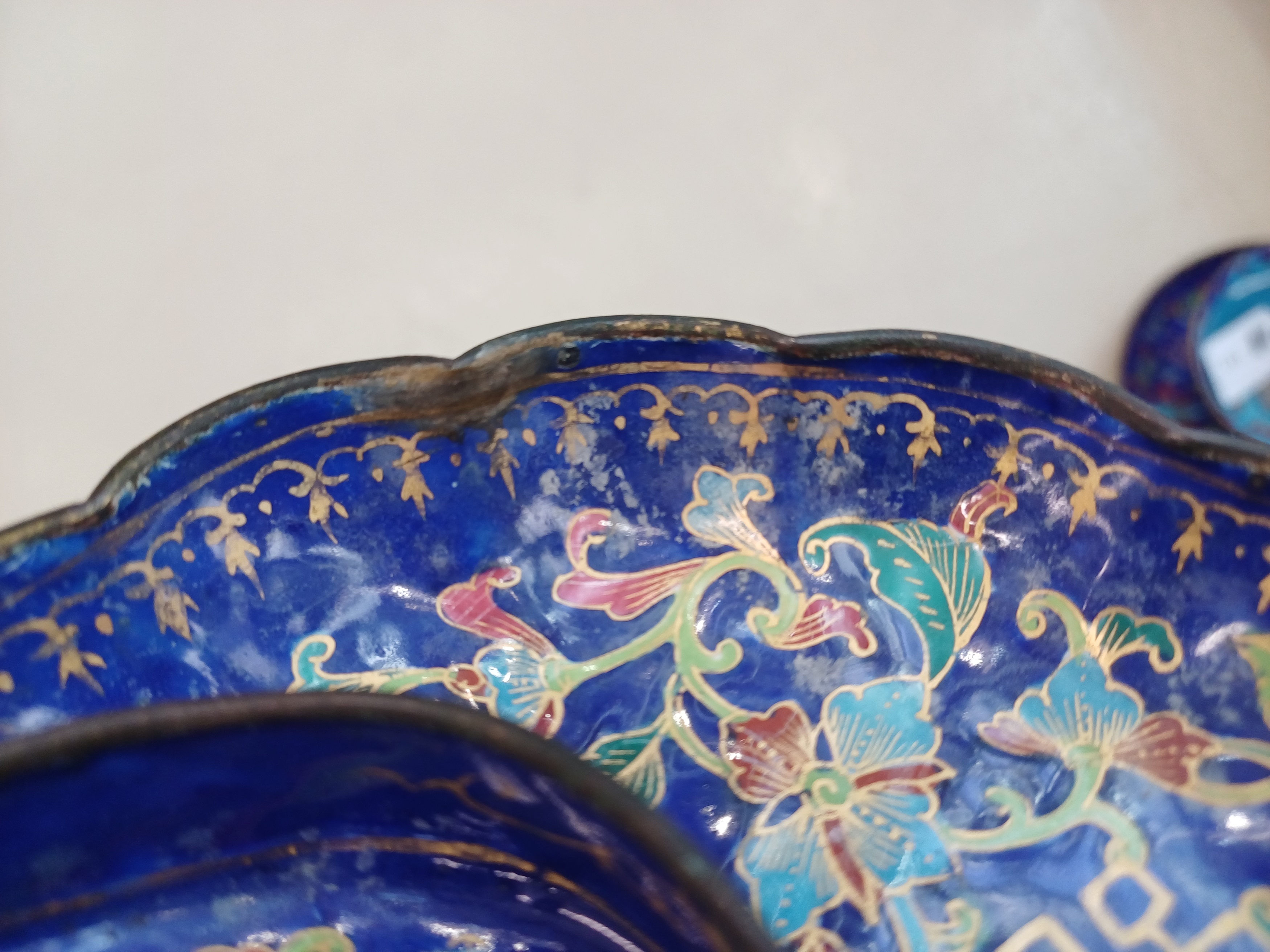 A GROUP OF CHINESE CANTON ENAMEL WARES 清十九世紀 廣東銅胎畫琺瑯纏枝蓮紋雜項 - Bild 10 aus 36