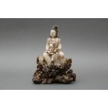 A LARGE CHINESE SOAPSTONE FIGURE OF GUANYIN AND CHILD 清十八至十九世紀 壽山石送子觀音坐像