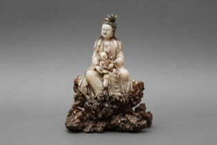 A LARGE CHINESE SOAPSTONE FIGURE OF GUANYIN AND CHILD 清十八至十九世紀 壽山石送子觀音坐像