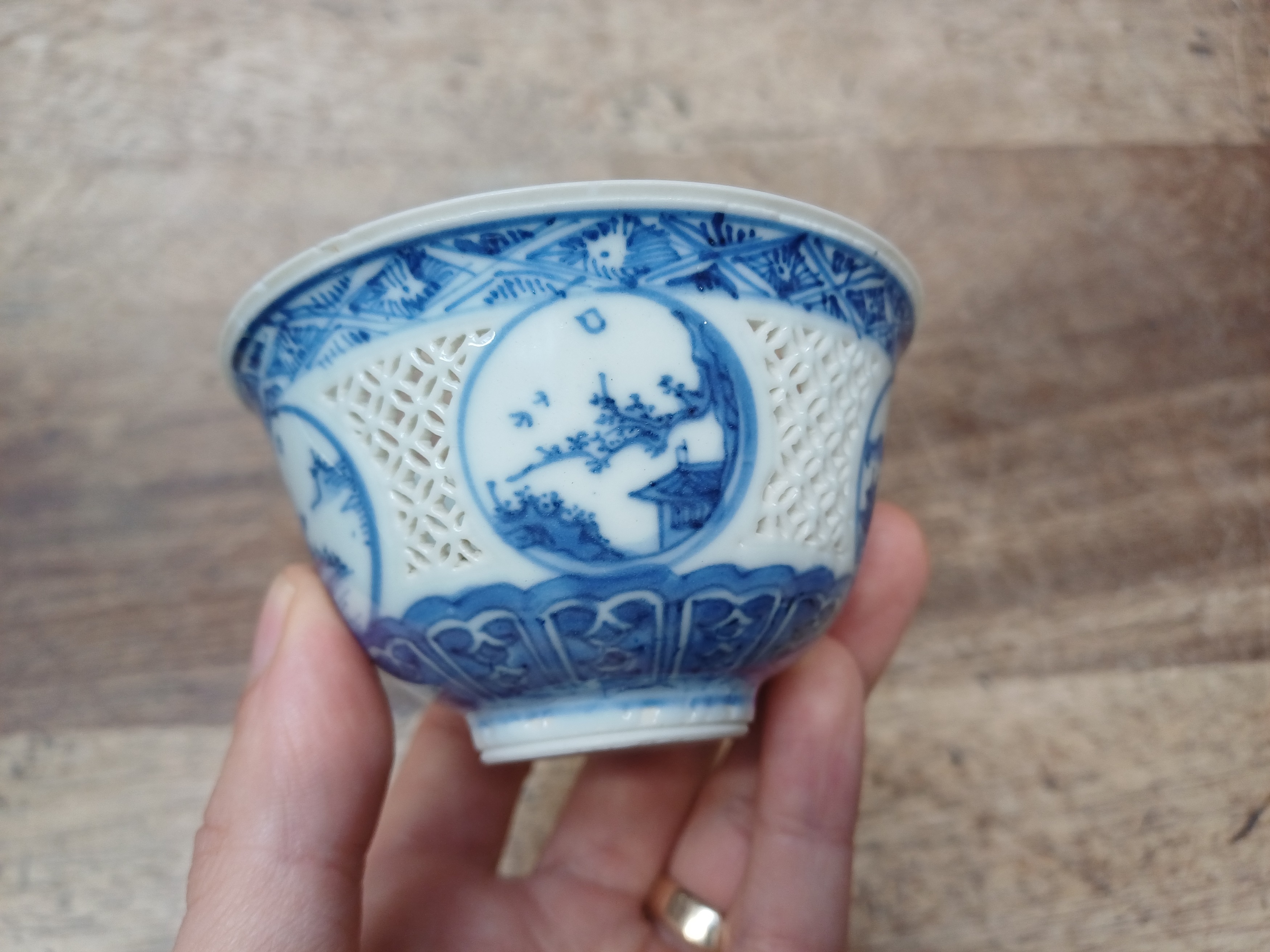 A CHINESE RETICULATED BLUE AND WHITE 'LINGLONG' TEA BOWL AND THREE EXPORT CERAMICS 清 崇禎至十八世紀 青花玲瓏盌及外 - Image 8 of 21