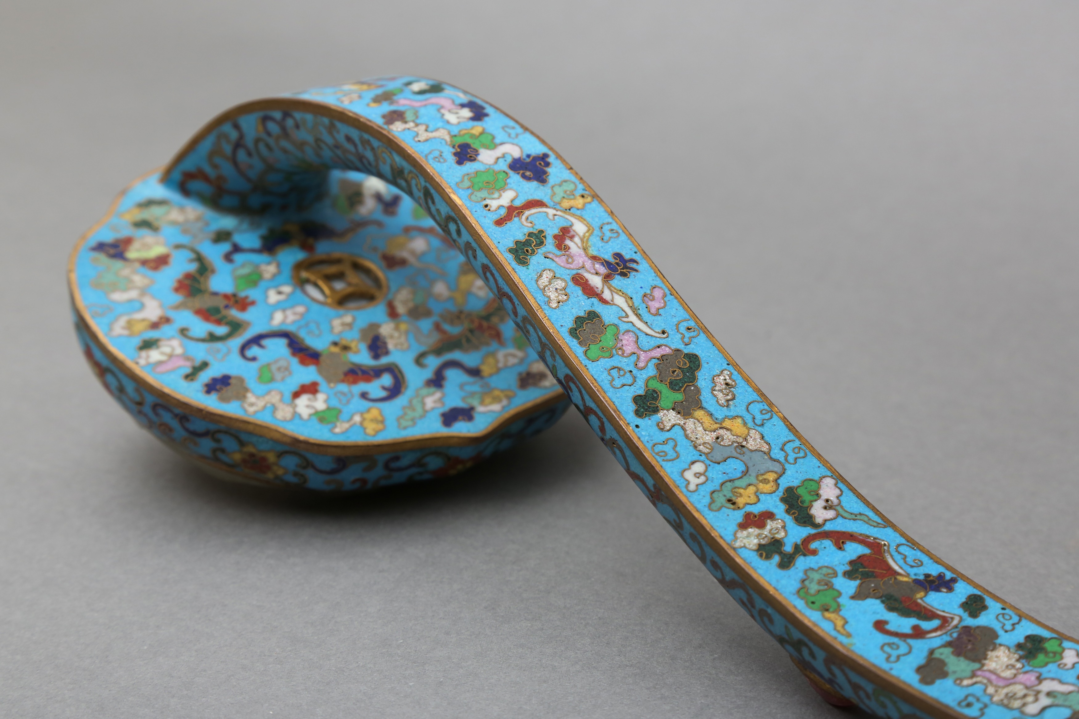 A LARGE CHINESE GILT AND CLOISONNÉ ENAMELED METAL RUYI SCEPTER WITH A WHITE JADE MOUNT 清 掐絲琺琅嵌玉如意 - Image 3 of 36