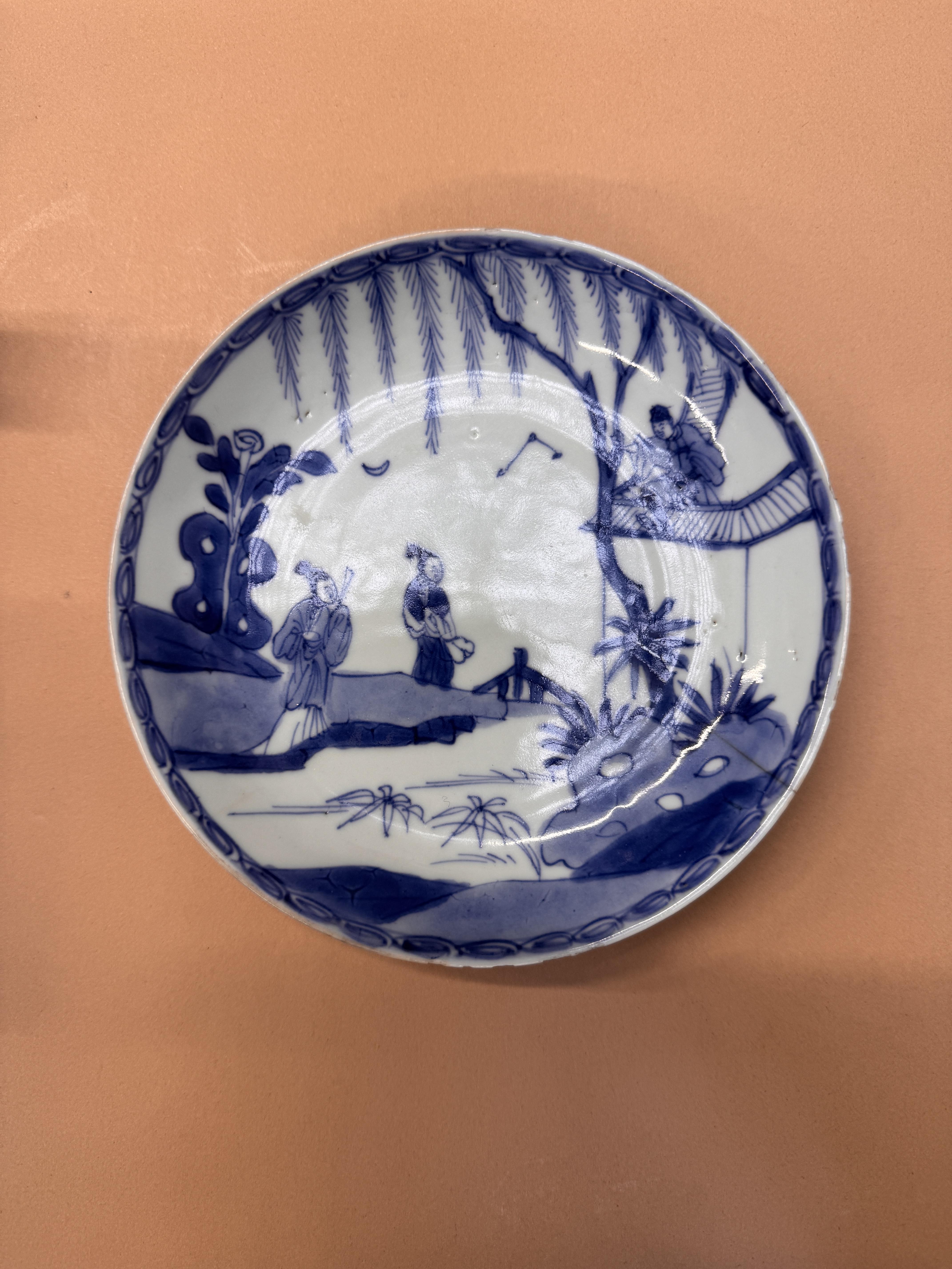 A CHINESE BLUE AND WHITE 'ROMANCE OF THE WESTERN CHAMBER' DISH 清康熙 青花繪西廂記人物故事圖盤 - Image 5 of 9