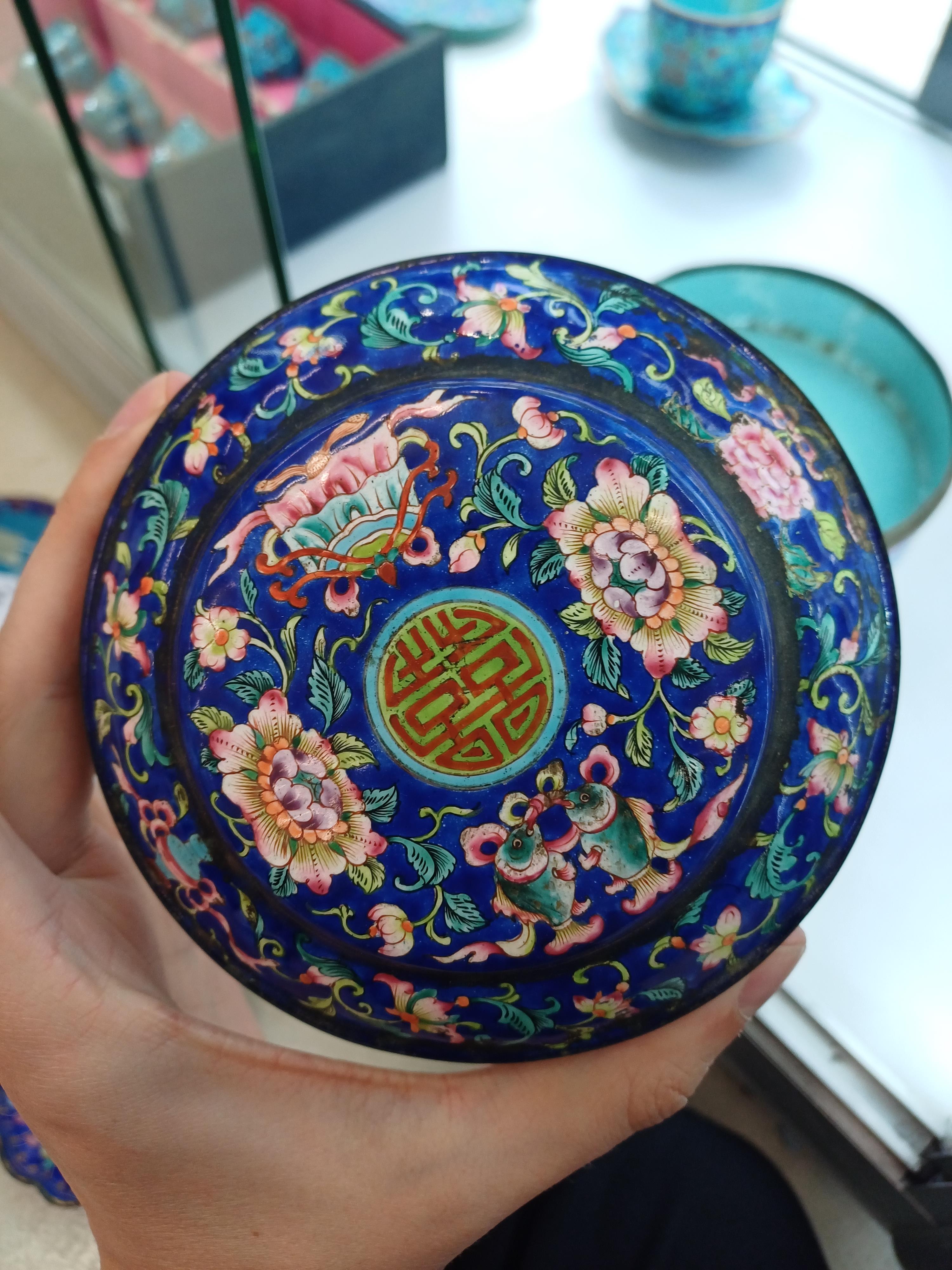 A GROUP OF CHINESE CANTON ENAMEL WARES 清十九世紀 廣東銅胎畫琺瑯纏枝蓮紋雜項 - Image 26 of 36