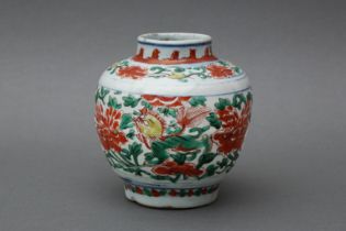 A CHINESE WUCAI 'LOTUS AND LION DOG' JAR 明 五彩佛獅穿花紋罐