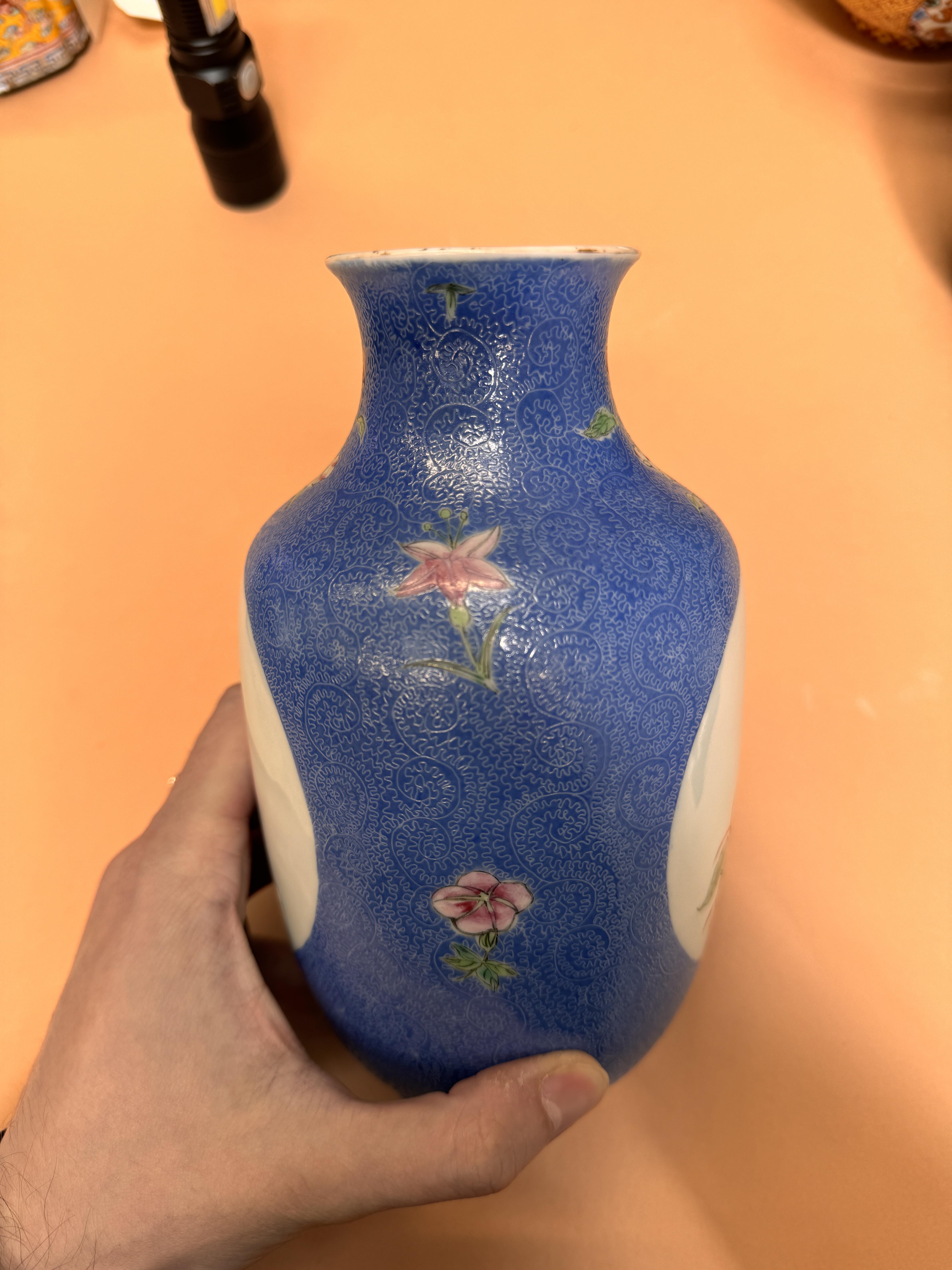 A PAIR OF CHINESE FAMILLE-ROSE BLUE-GROUND SGRAFFITO VASES 民國時期 粉彩藍地開光花卉瓶一對 《大清乾隆年製》款 - Image 14 of 23