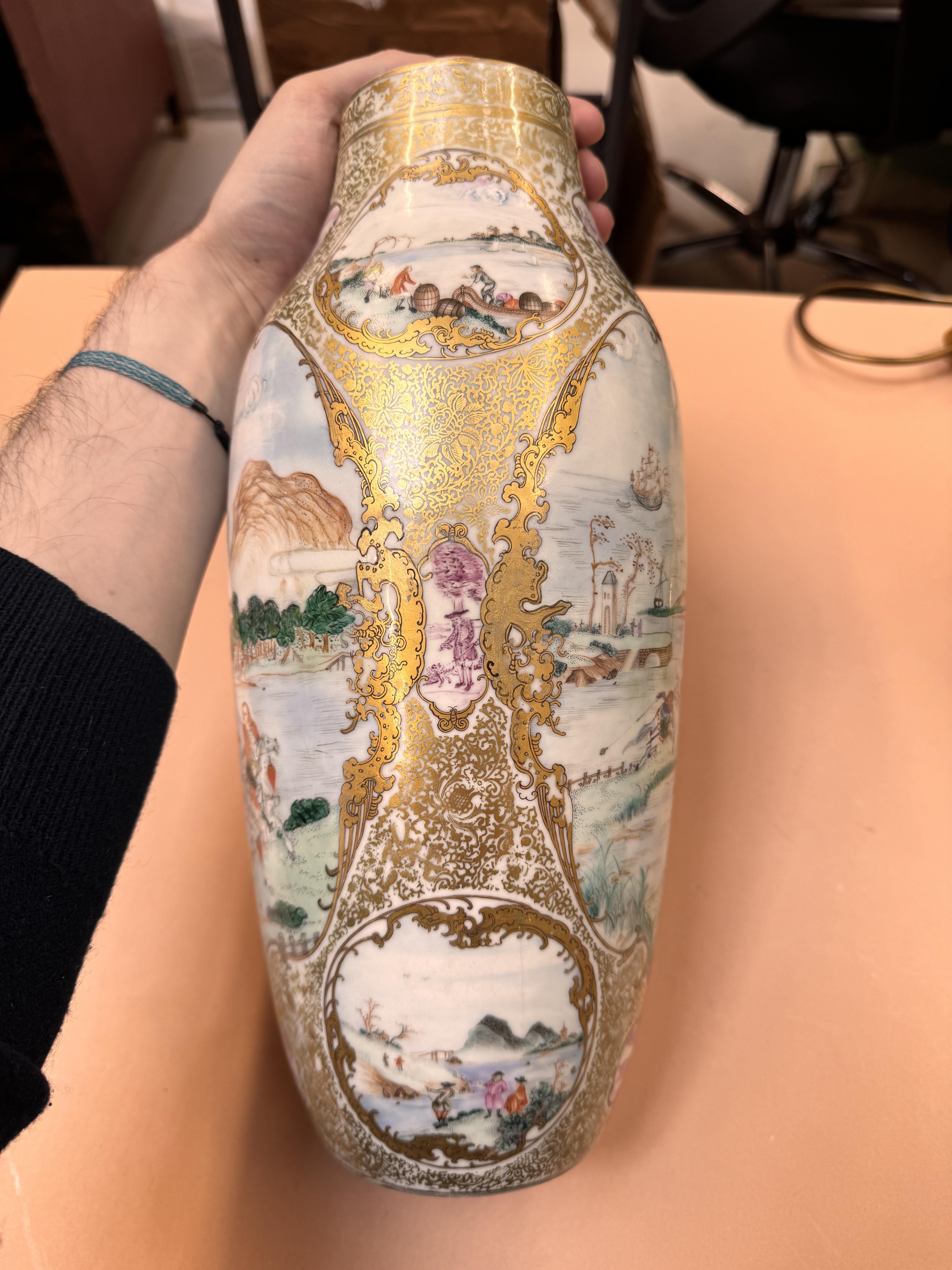 A FINE PAIR OF CHINESE EXPORT 'EUROPEAN HUNTING SCENE' VASES 清雍正或乾隆 外銷粉彩西洋人物巡狩圖瓶一對 - Image 12 of 39