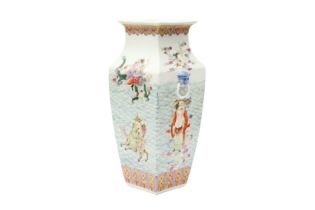 A CHINESE FAMILLE-ROSE SQUARE 'IMMORTALS' VASE 晚清或民國時期 粉彩仙人圖雙獸耳方瓶