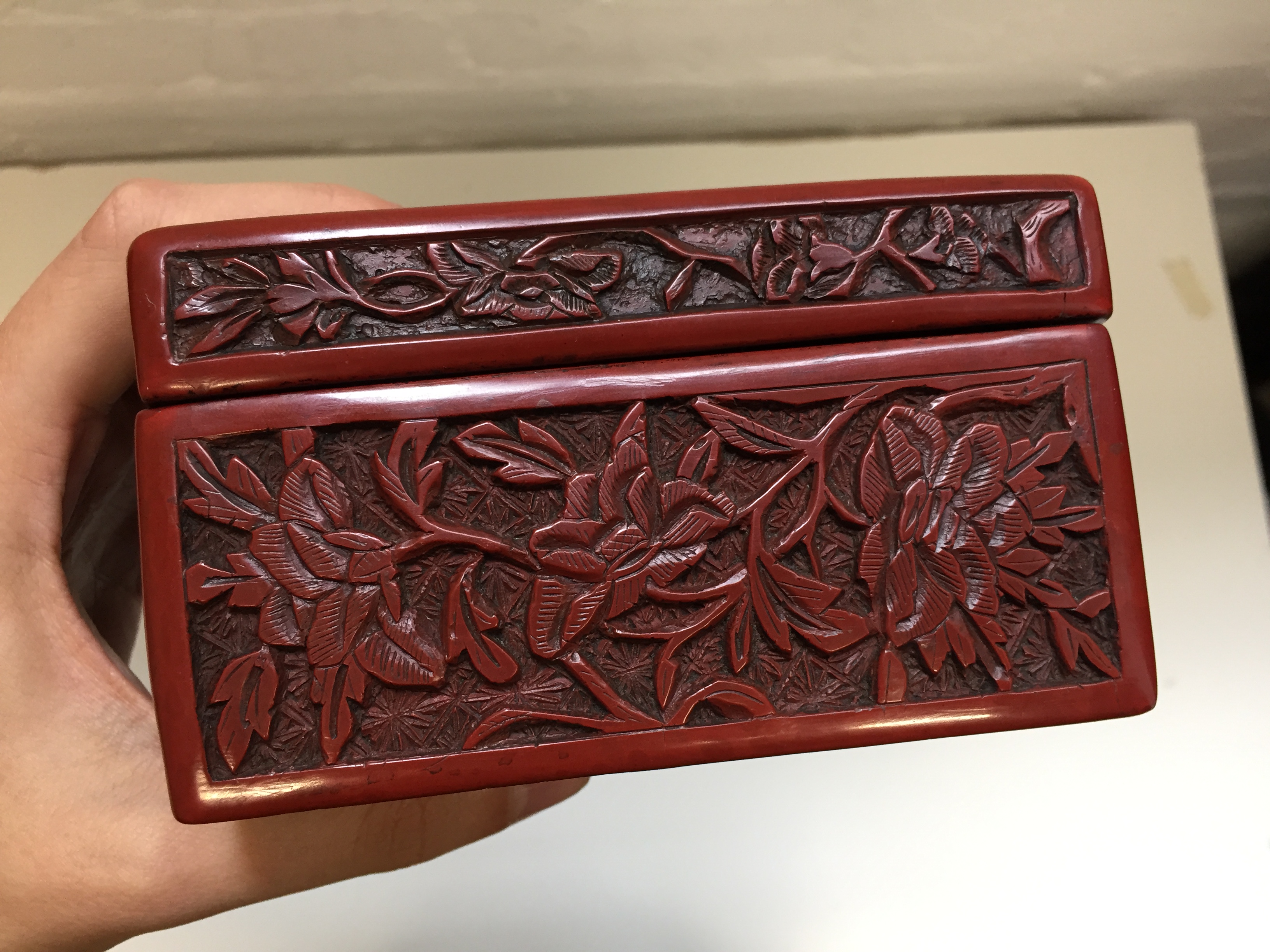 A CHINESE CINNABAR LACQUER 'MUSICIAN' BOX AND COVER 晚明 剔紅圖高士行樂圖紋蓋盒 - Image 9 of 20