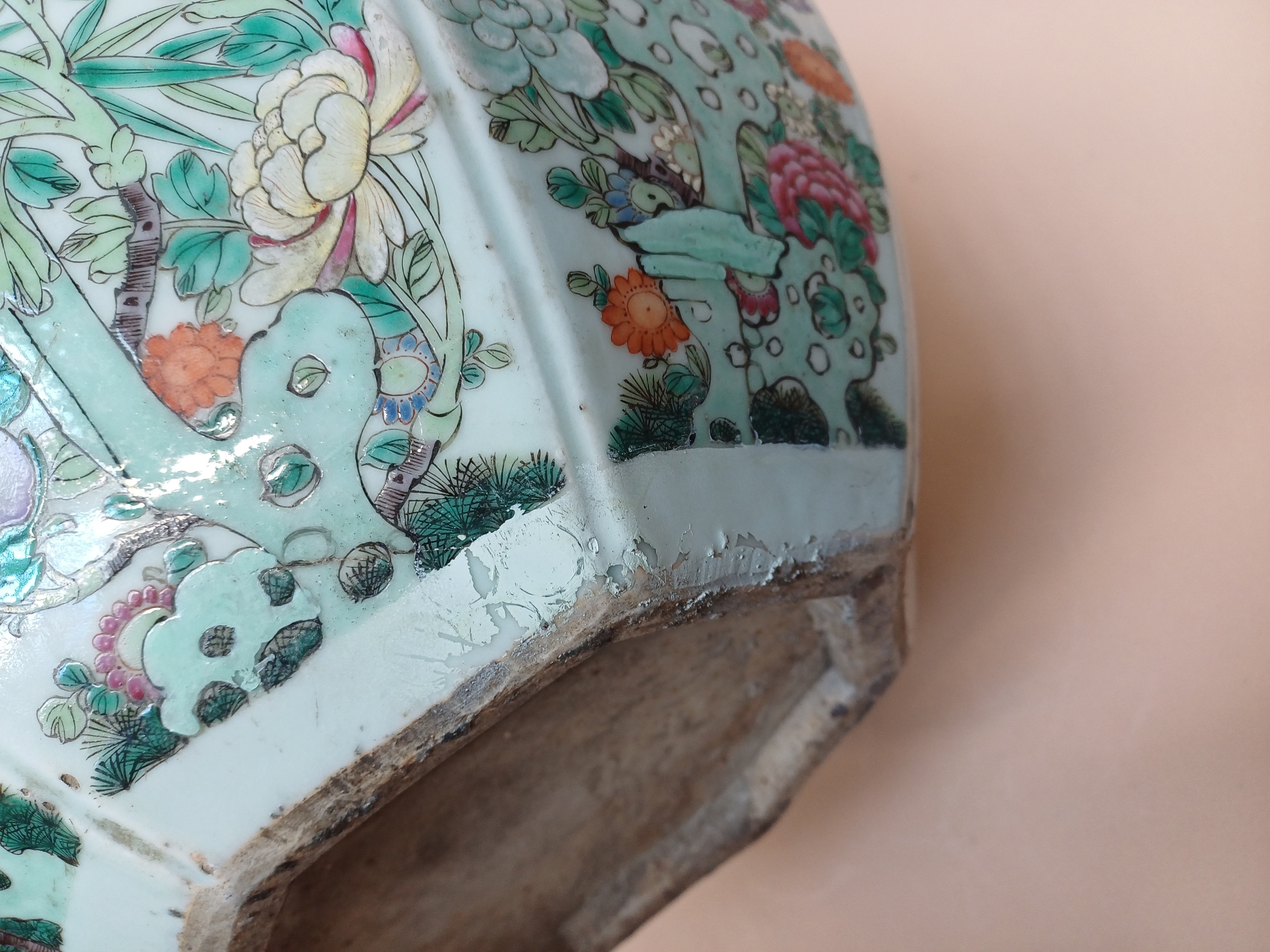 A CHINESE FAMILLE-VERTE ‘BIRDS AND BLOSSOMS’ OCTAGONAL JARDINIERE 十九世紀 五彩花鳥圖紋盆 - Image 10 of 12
